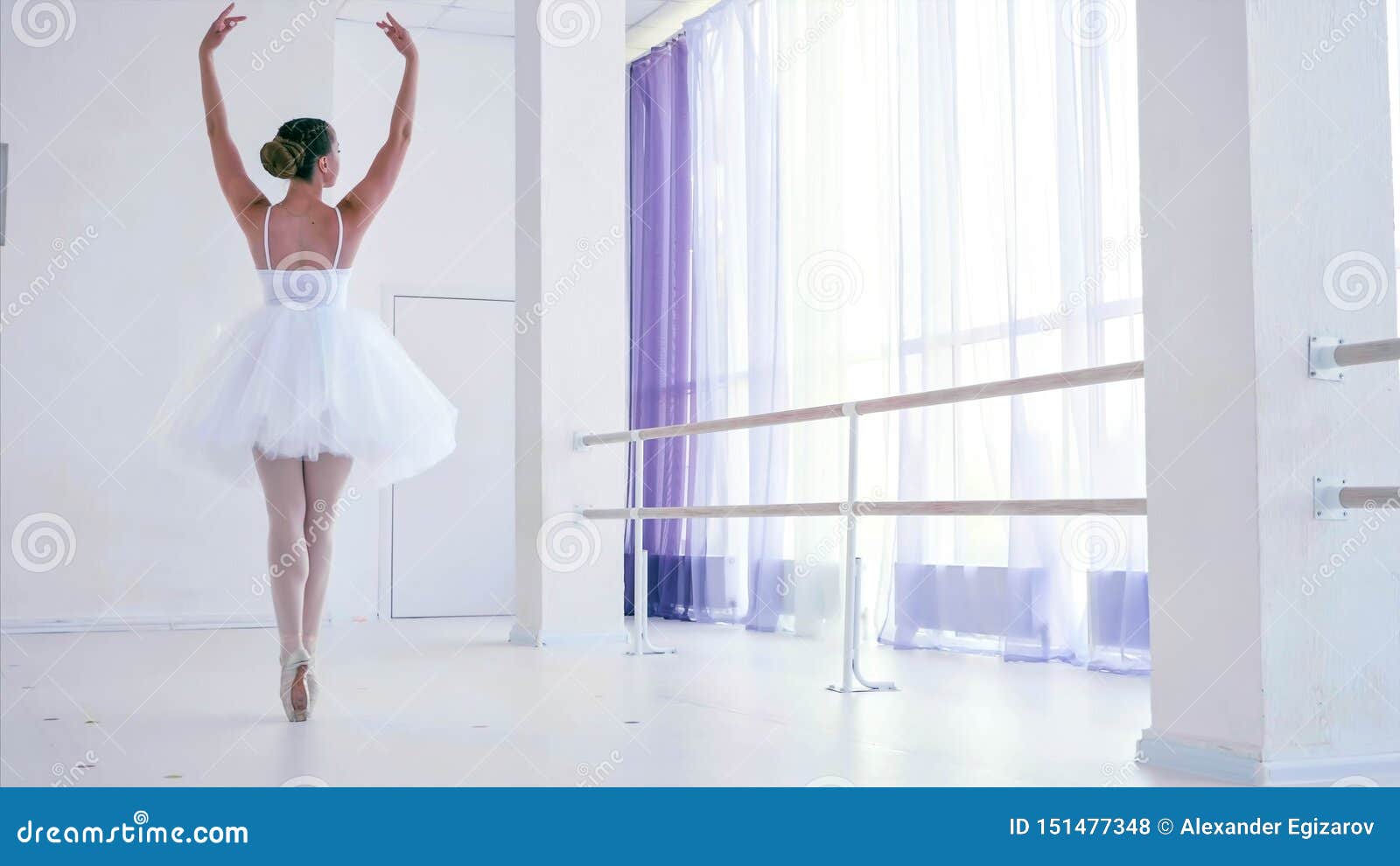 Mujer Concentrada Que Lleva Sus Zapatos De Ballet En El Estudio Imagen de  archivo - Imagen de funcionamiento, hembra: 82370401