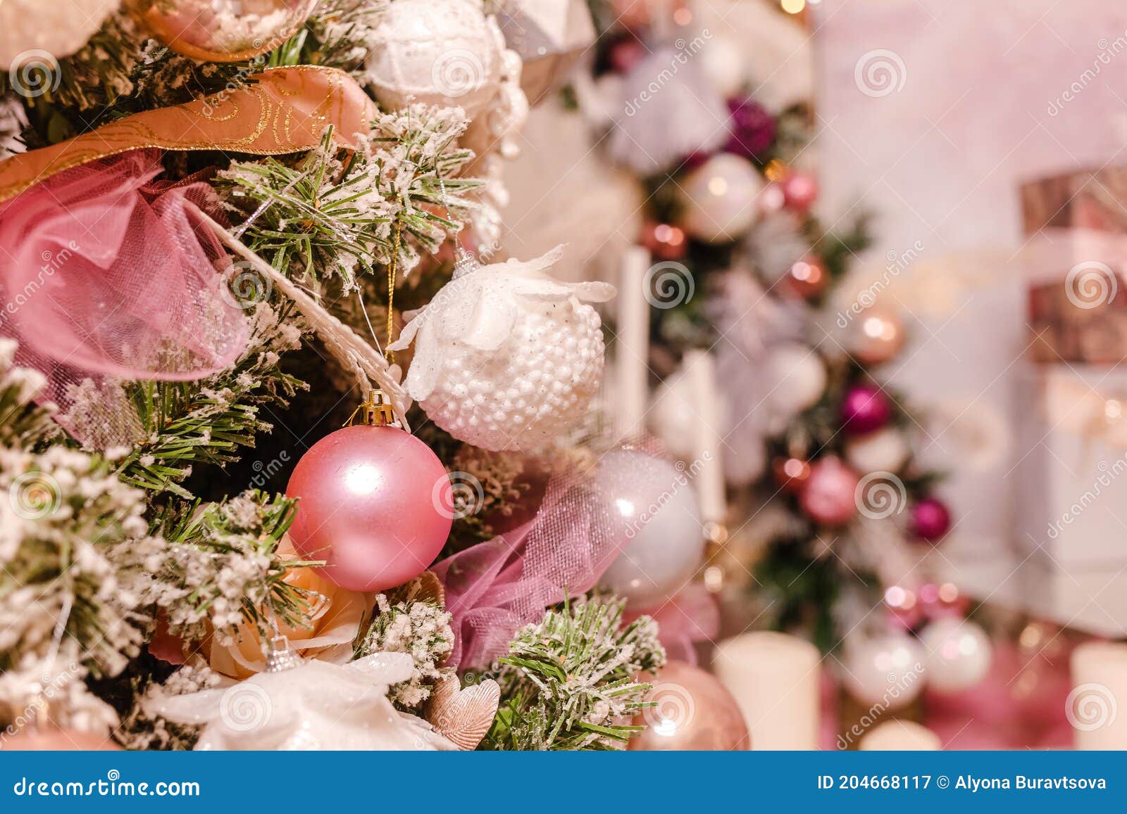Elementos De Decoração Da árvore De Natal. Bolas Cor-de-rosa Na árvore De Natal Imagem de Stock - Imagem de estrela, decorado: 204668117 Elementos De Decoração Da árvore De Natal. Bolas Cor-de-rosa Na árvore De Natal Imagem de Stock - Imagem de estrela, decorado: 204668117