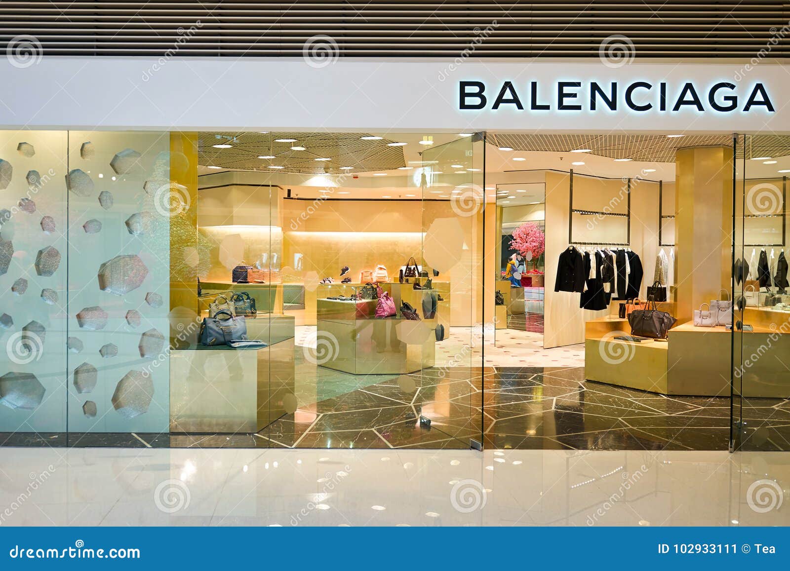 Sidst læbe Æble Elements Shopping Mall editorial photo. Image of balenciaga - 102933111