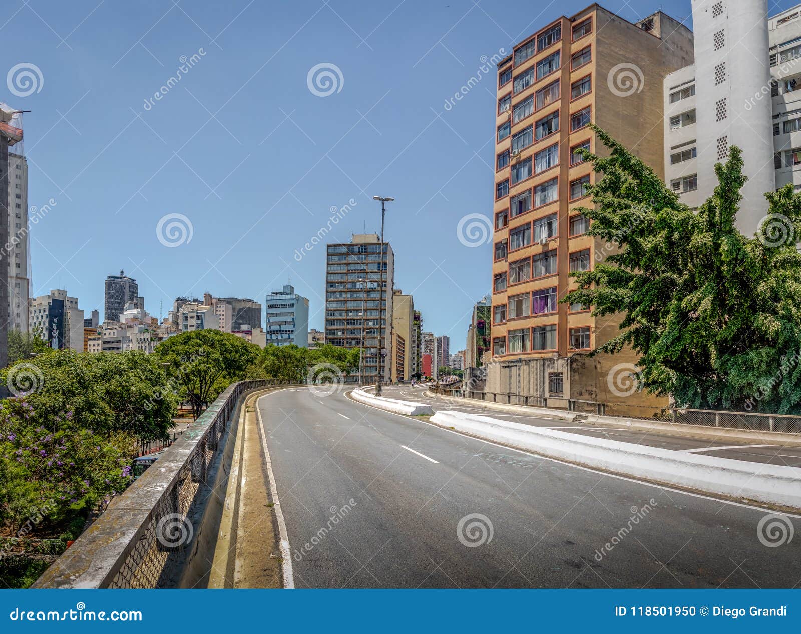 elevated highway known as minhocao elevado presidente joao goulart - sao paulo, brazil