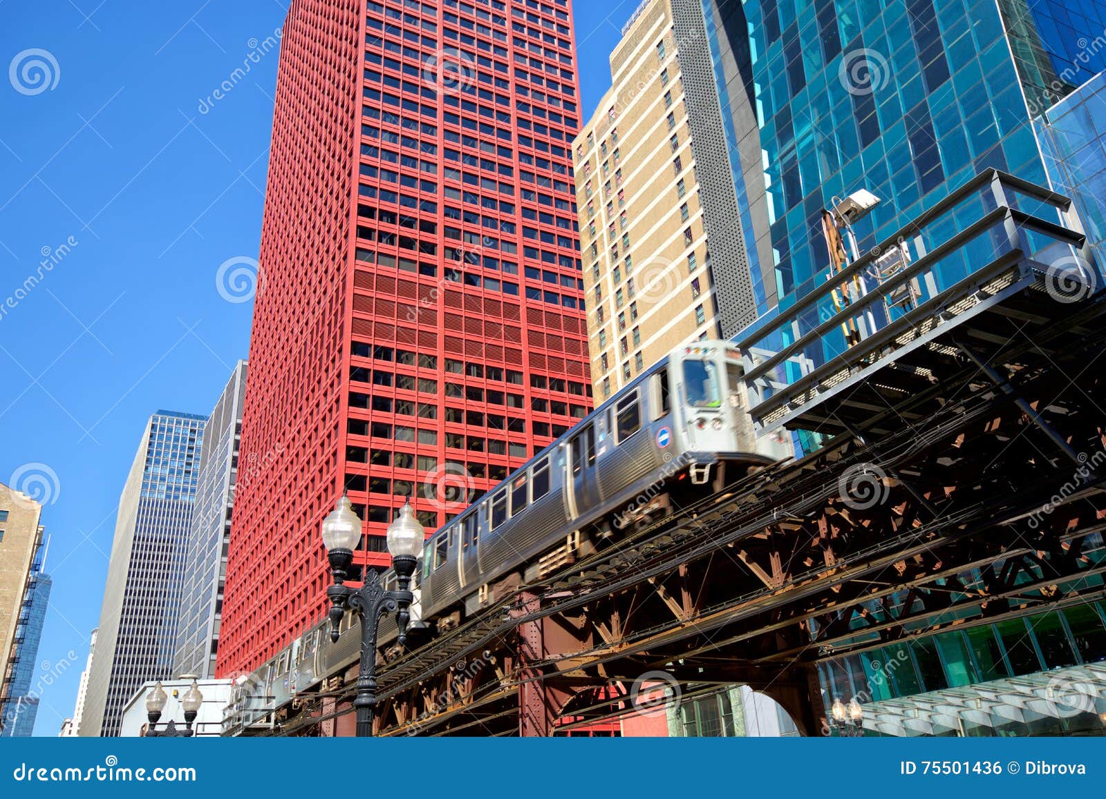elevated train in chicago