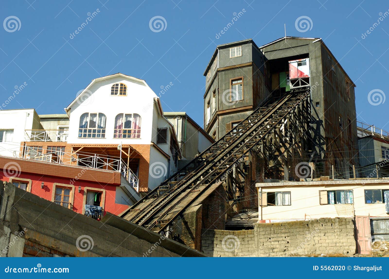 elevators in valparaiso, chile