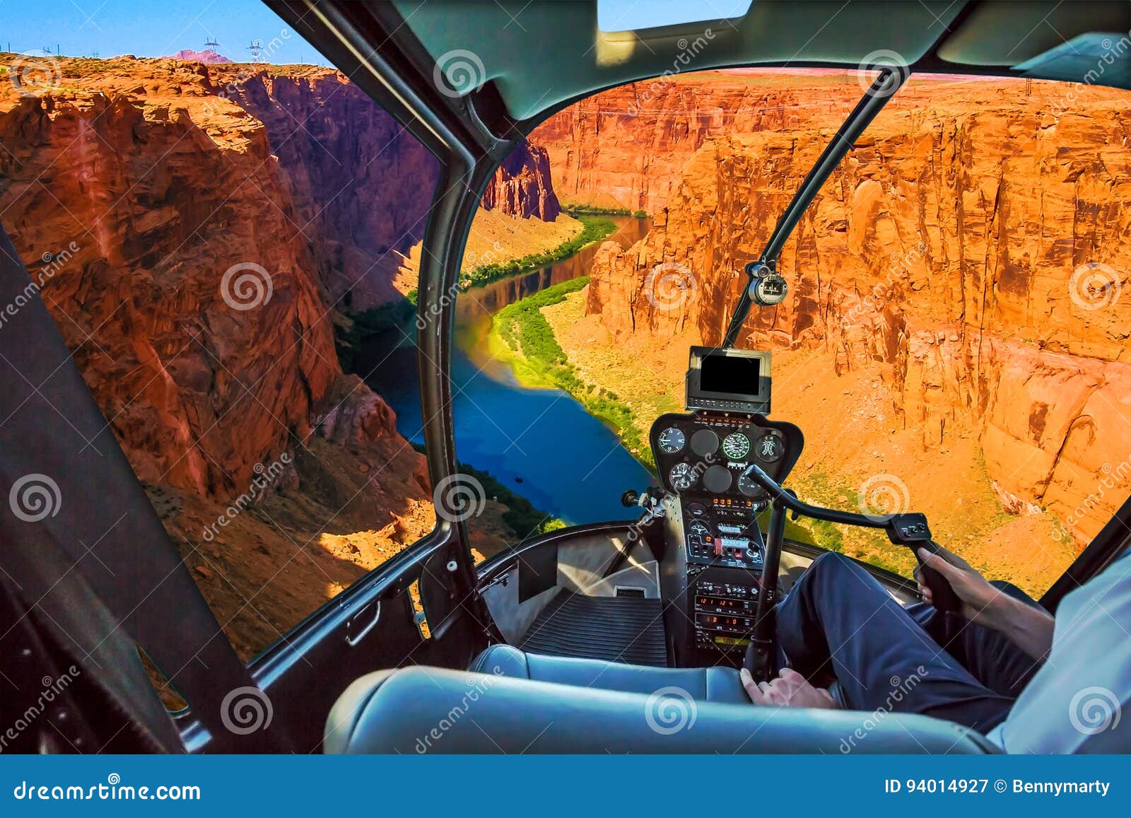 Elicottero su Grand Canyon. Cabina di pilotaggio dell'elicottero con il braccio pilota e sezione comandi dentro la cabina sul lago Powell grand Canyon Riserva sul fiume Colorado, cavalcando la frontiera fra l'Utah e l'Arizona U.S.A., America