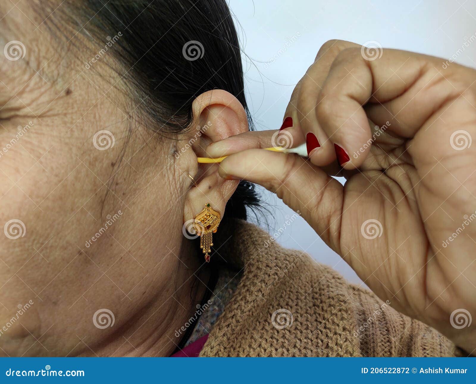 Montaña Kilauea Hay una necesidad de medida Eliminación De Cera De Oído Por Parte De Una Mujer India Para La Higiene De  Los Oídos Mediante Palos De Oreja Cabeza De Cierre Sob Foto de archivo -  Imagen de indio,
