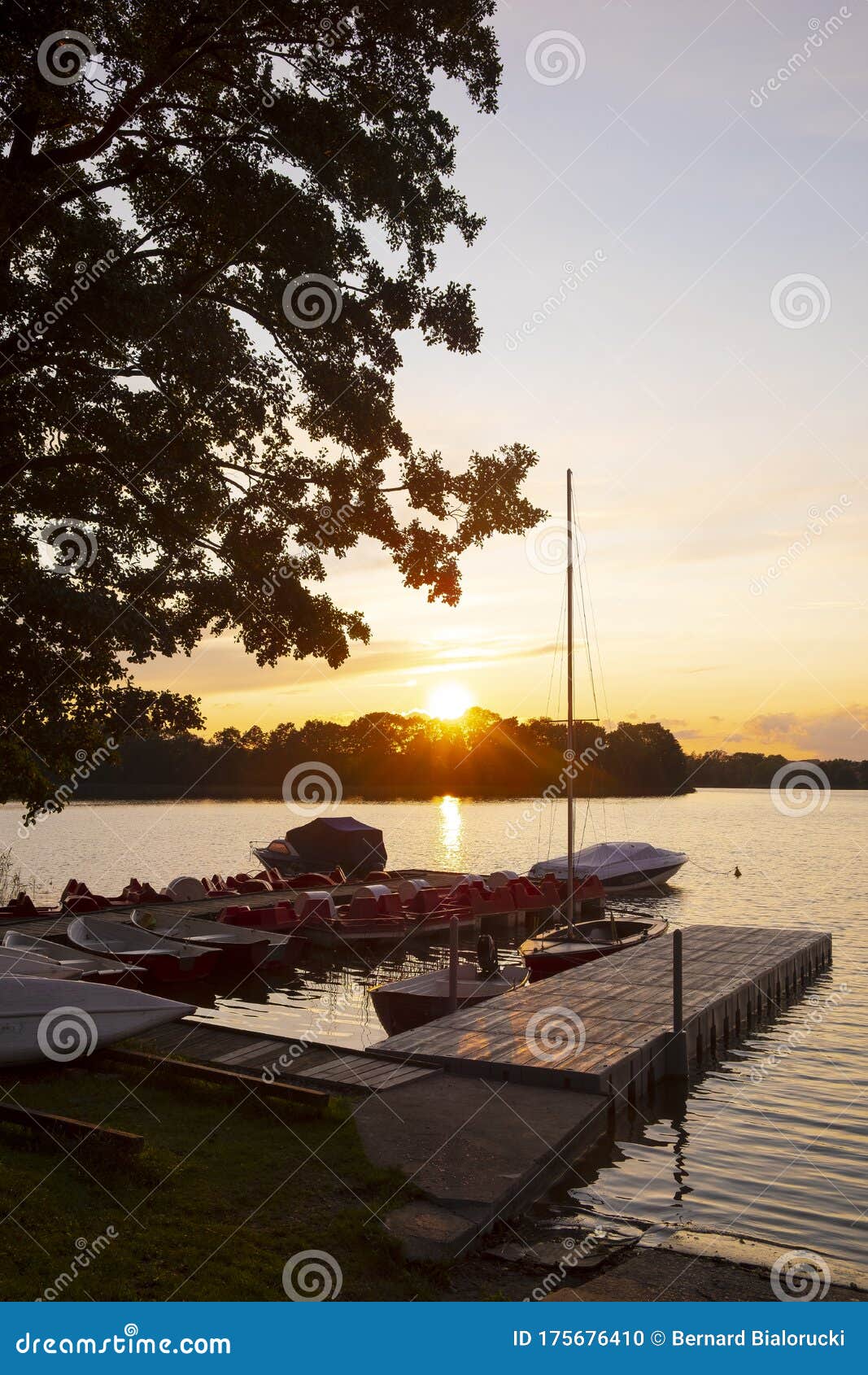 Elk poland panoramic sunset view over the elckie Lake in the town elk. Poland i Müuraregionen 20180815 : Panoramisk solnedgång över sjön elckie i älkstaden