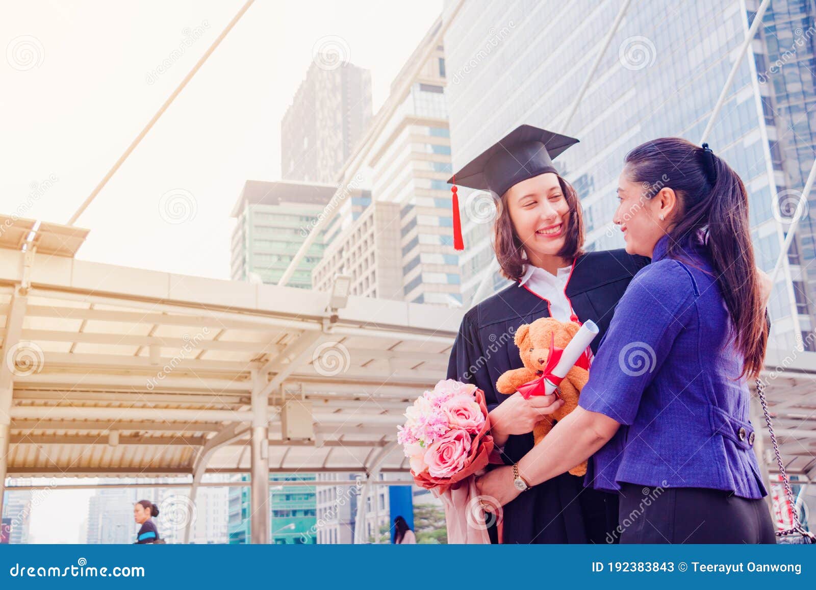 Ella Se Graduó Y Con Los Graduados Vestidos, Son Abrazos Y Se Gradúan Las Celebraciones. Imagen de archivo - Imagen de concepto, académico: 192383843 Ella Se Graduó Y Con Los Graduados Vestidos, Son Abrazos Y Se Gradúan Las Celebraciones. Imagen de archivo - Imagen de concepto, académico: 192383843
