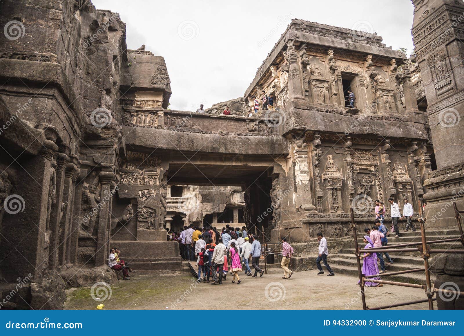 Ellora, Indien - 15. August 2016: Leute, die zu den Höhlen I besuchen. Leute, die zu den Höhlen in Ellora, Maharashtrazustand in Indien besuchen