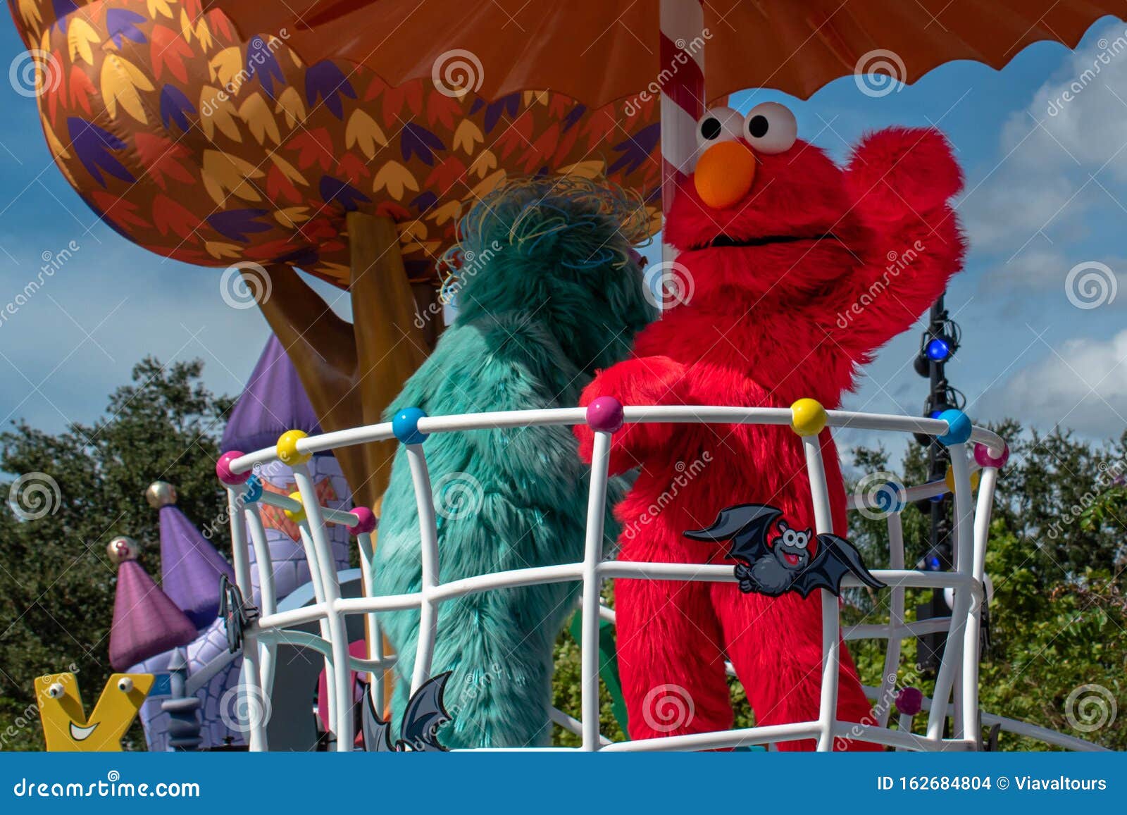 Elmo and Rosita in Street Party Parade at Seaworld 5 Editorial Stock Image - Image of enjoyment, event: 162684804