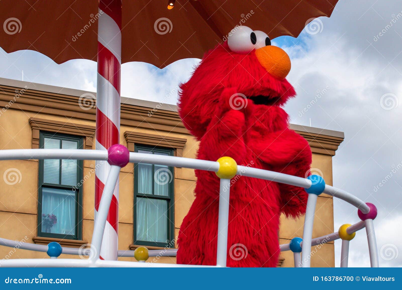 Elmo in Sesame Street Parade Bei Seaworld 1 Redaktionelles Bild - Bild ...