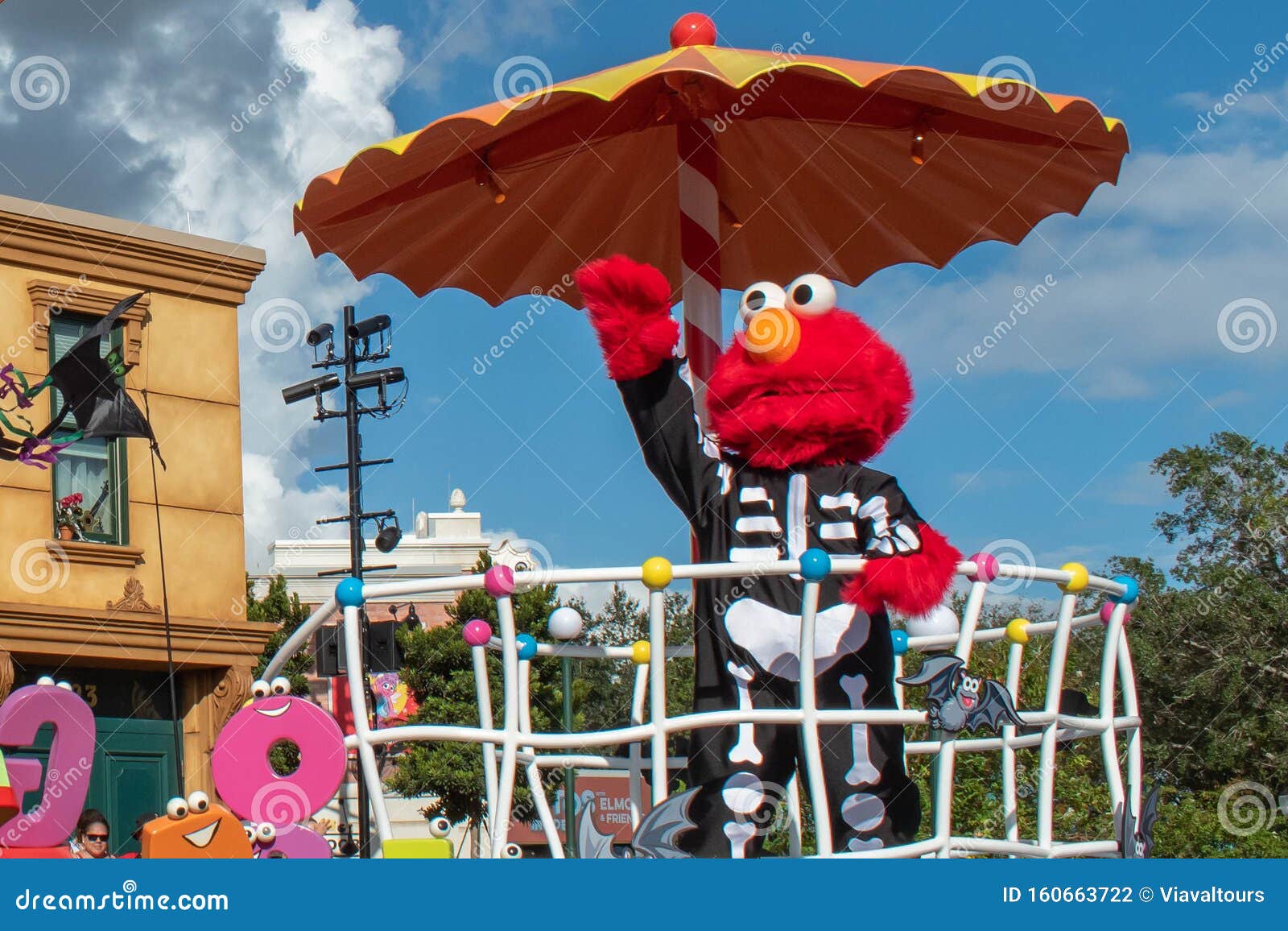 Elmo in Sesame Street Party Parade in Seaworld Bei Seaworld 63 ...