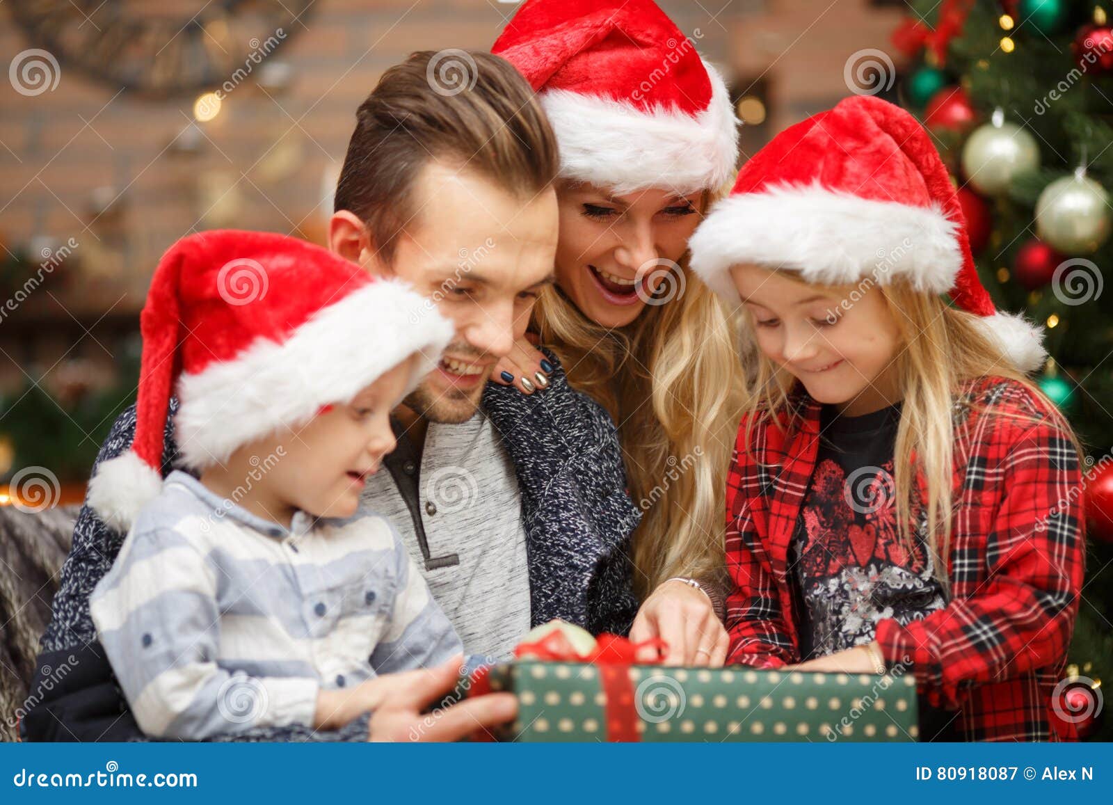 Eltern Mit Kindern Offnen Geschenke Stockbild Bild Von Offnen Kindern 80918087