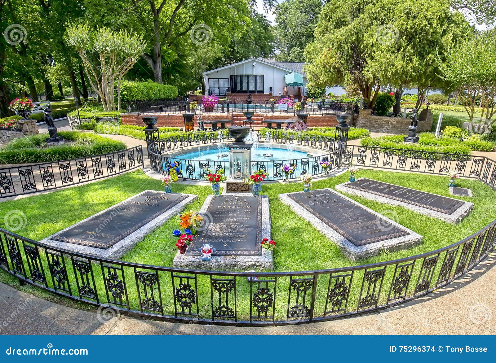 Elvis Presley And Parents Graceland Burial Site Editorial Stock