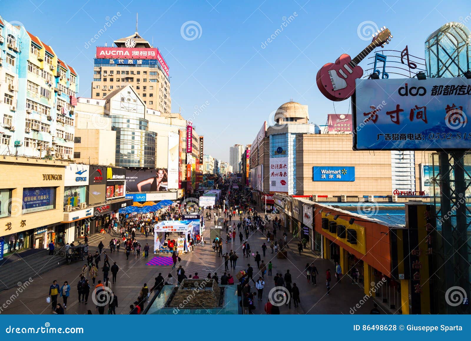 Em março de 2016 - rua de passeio de Qingdao, China - de Taidong, a rua a mais famosa da compra de Qingdao, casa de um mercado aglomerado da noite Esta rua é igualmente famosa para as pinturas murais em construções