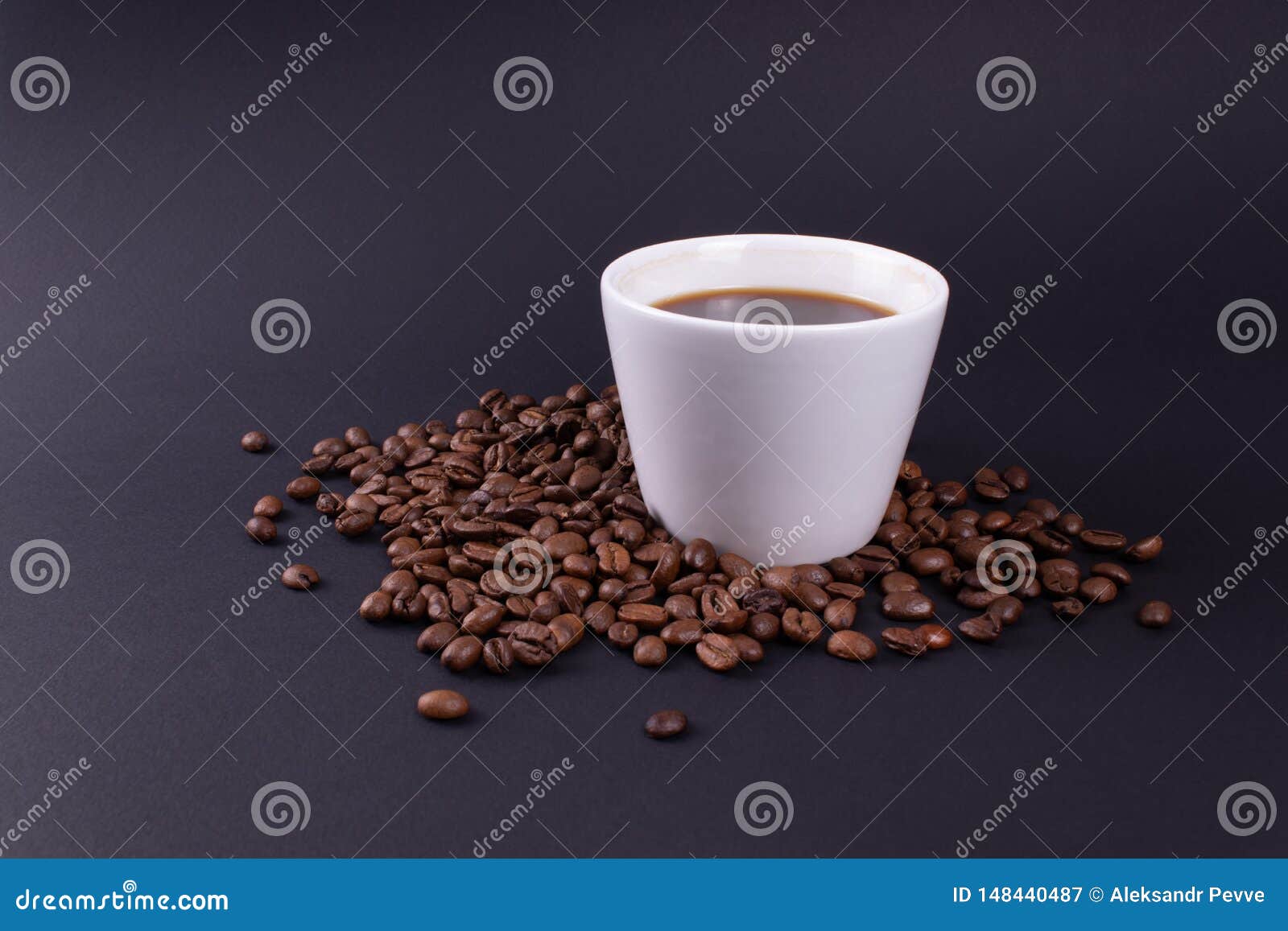 Em um fundo escuro uma caneca branca de café forte em feijões de café