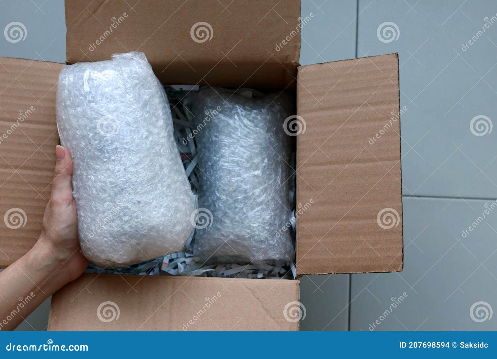 Material de embalaje dentro de una caja para el envío. Diferentes  envolturas como papel reciclado y hojas de espuma de plástico para envolver  algo Fotografía de stock - Alamy