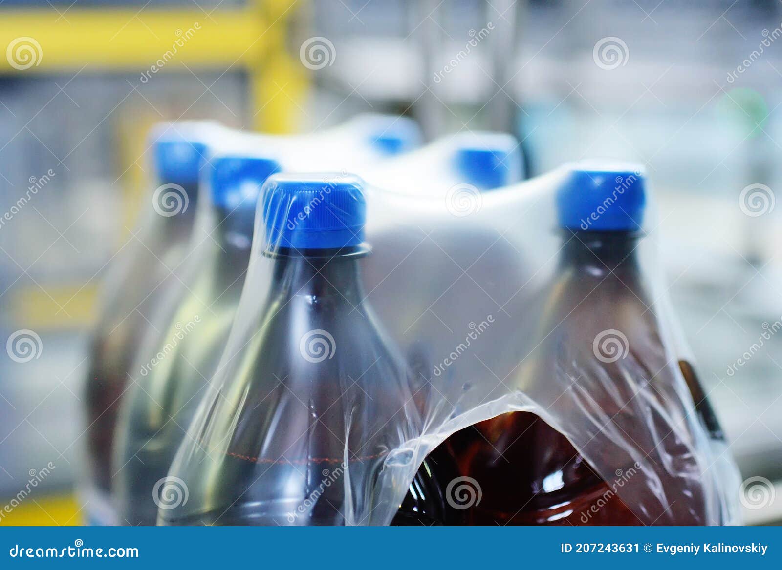 vistazo Confidencial Lágrima Embalaje De Botellas De Plástico Para Mascotas Con Cerveza O Líquido En Un  Envase De Polietileno. Imagen de archivo - Imagen de agua, moderno:  207243631