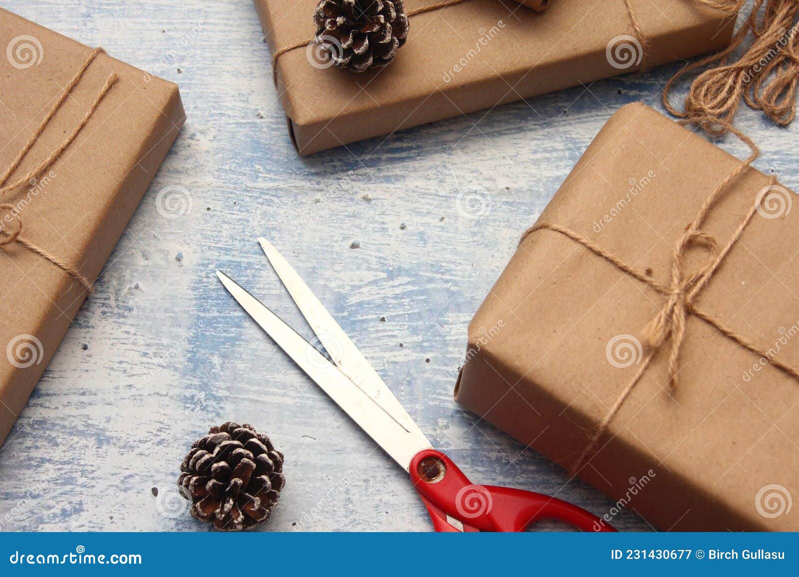 https://thumbs.dreamstime.com/z/emballage-cadeau-%C3%A0-partir-de-papier-kraft-emball%C3%A9-avec-ficelle-le-concept-table-bleu-clair-fait-la-main-d-une-faite-231430677.jpg