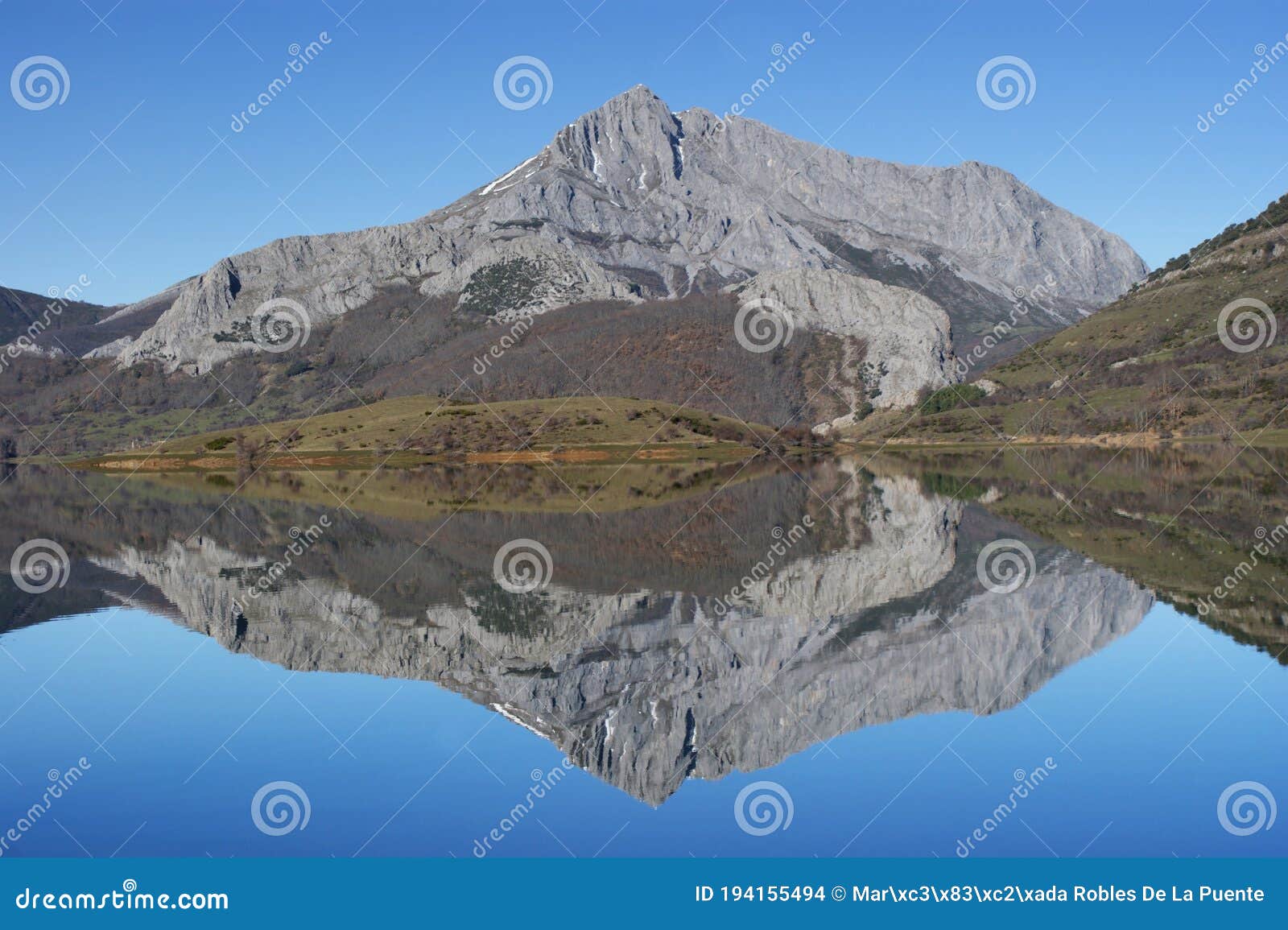 embalse del porma en bolar, en espejo sobre sus aguas