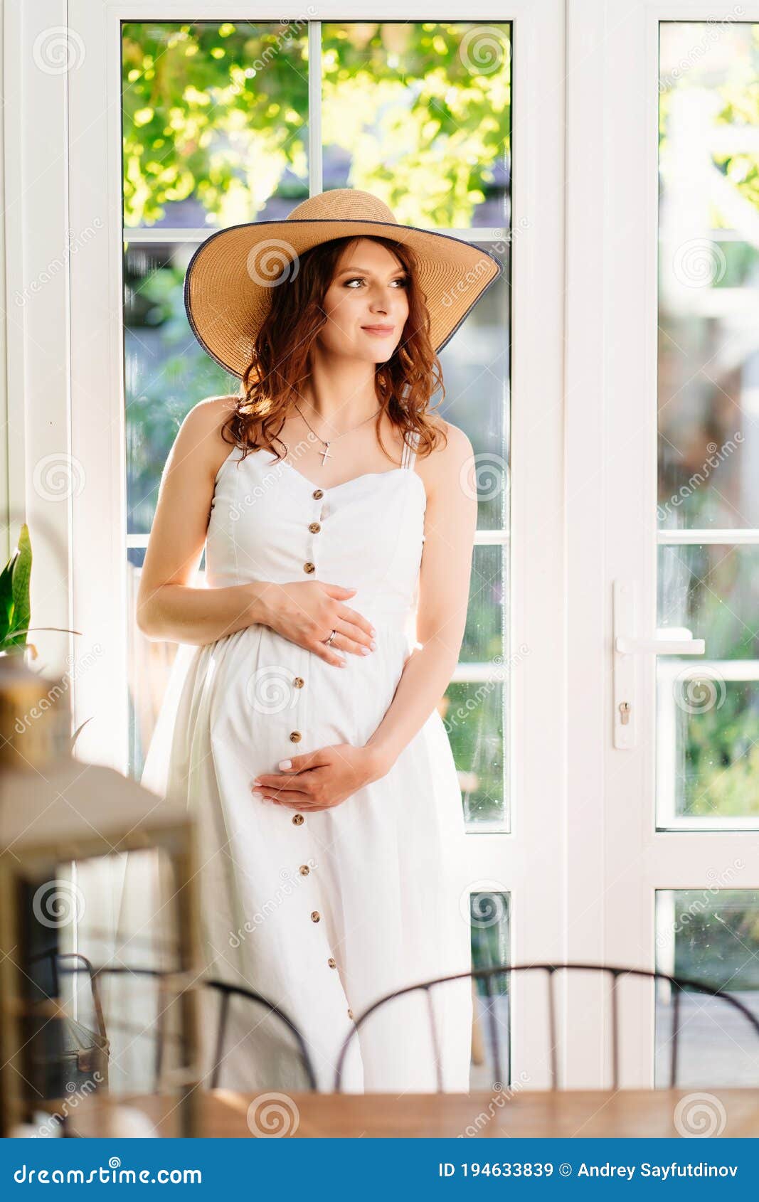 Embarazada Con Vestido Blanco Y Parado Cerca La Ventana Imagen de archivo Imagen de belleza, esperando: