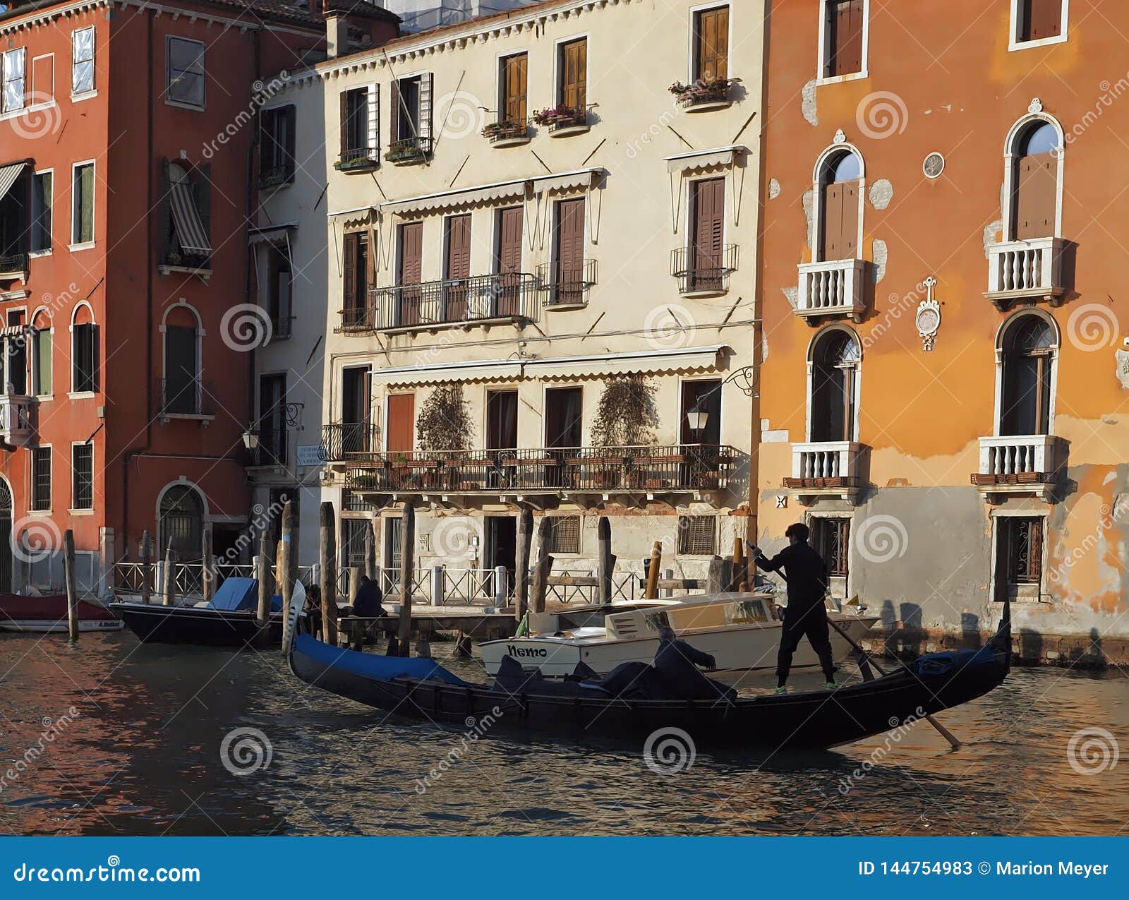 Embarquant au-dessus de la grande, belle architecture de Canale et des gondoles à Venise. Tout en embarquant sur le canal de diplômé à Venise, vous pouvez voir la belle architecture, les gondoles et l'eau bleue