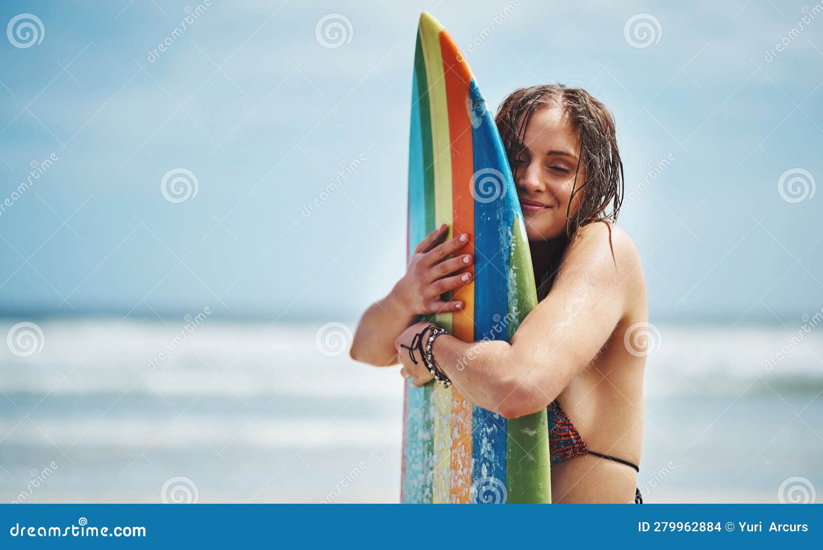 Femme En Maillot De Bain Assis Avec Planche De Surf Au Mur