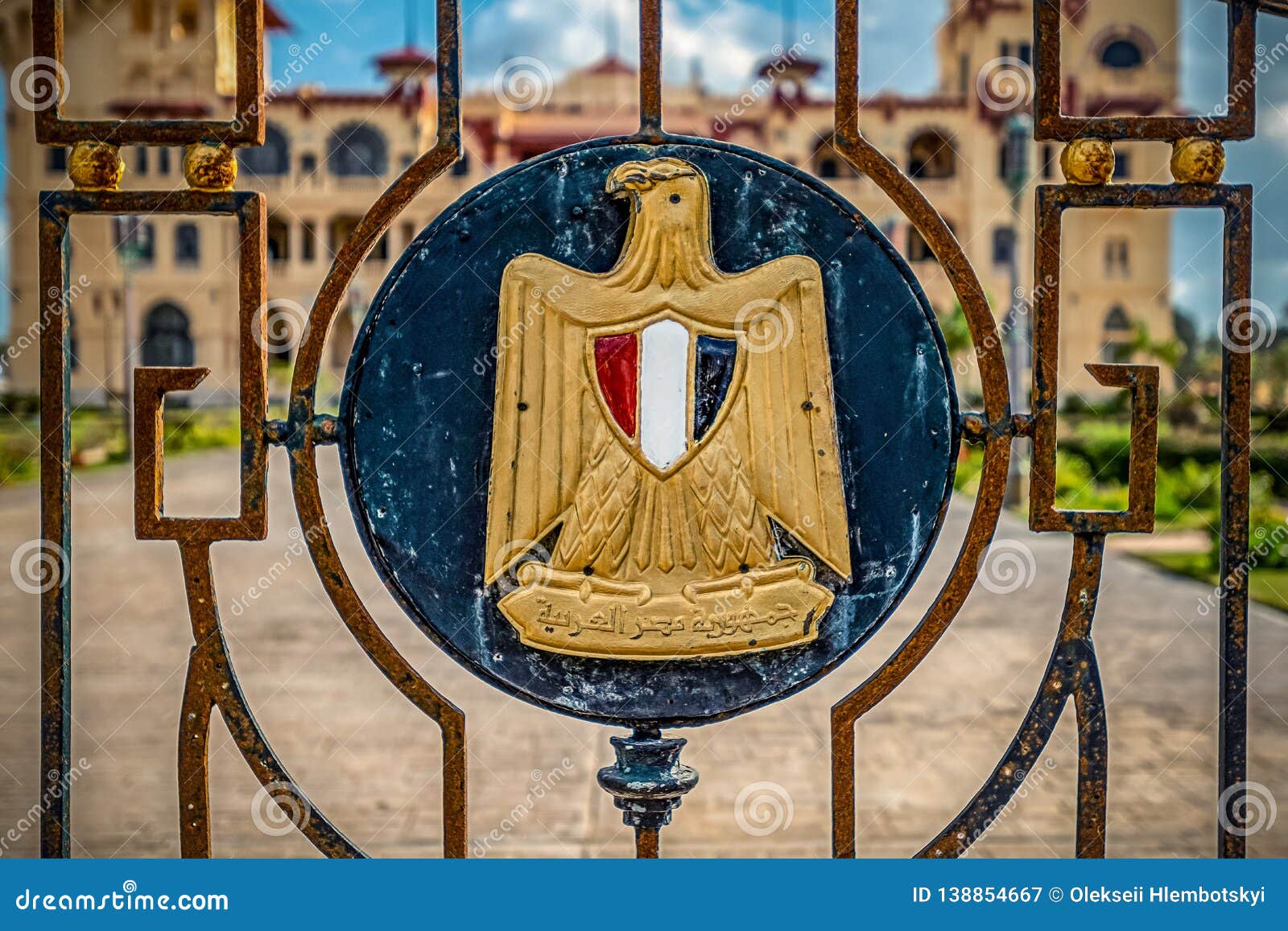 Embleem van de staat Egypte met de inschrijving in de Arabische taal ‚Arabische Republiek Egypte ‚