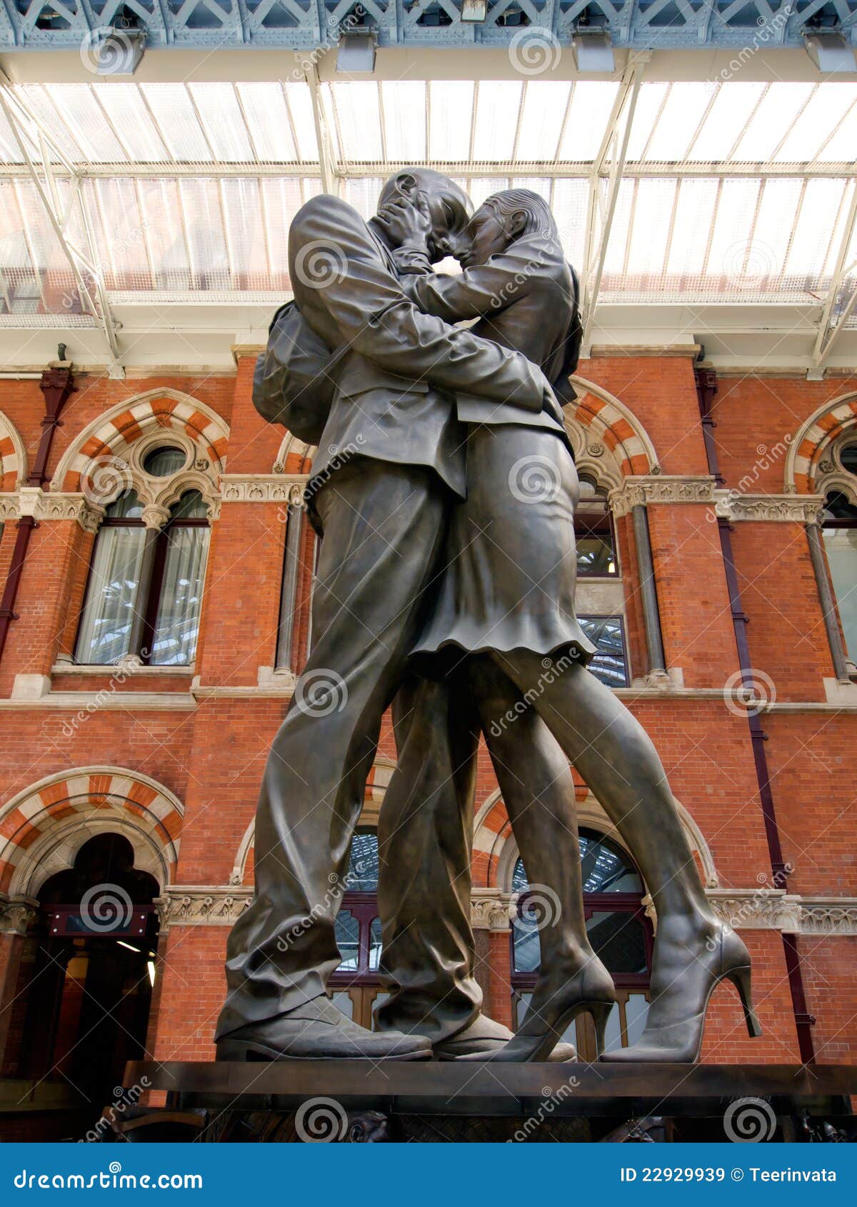 The Embracing Couple of St Pancras Editorial Stock Image Image of