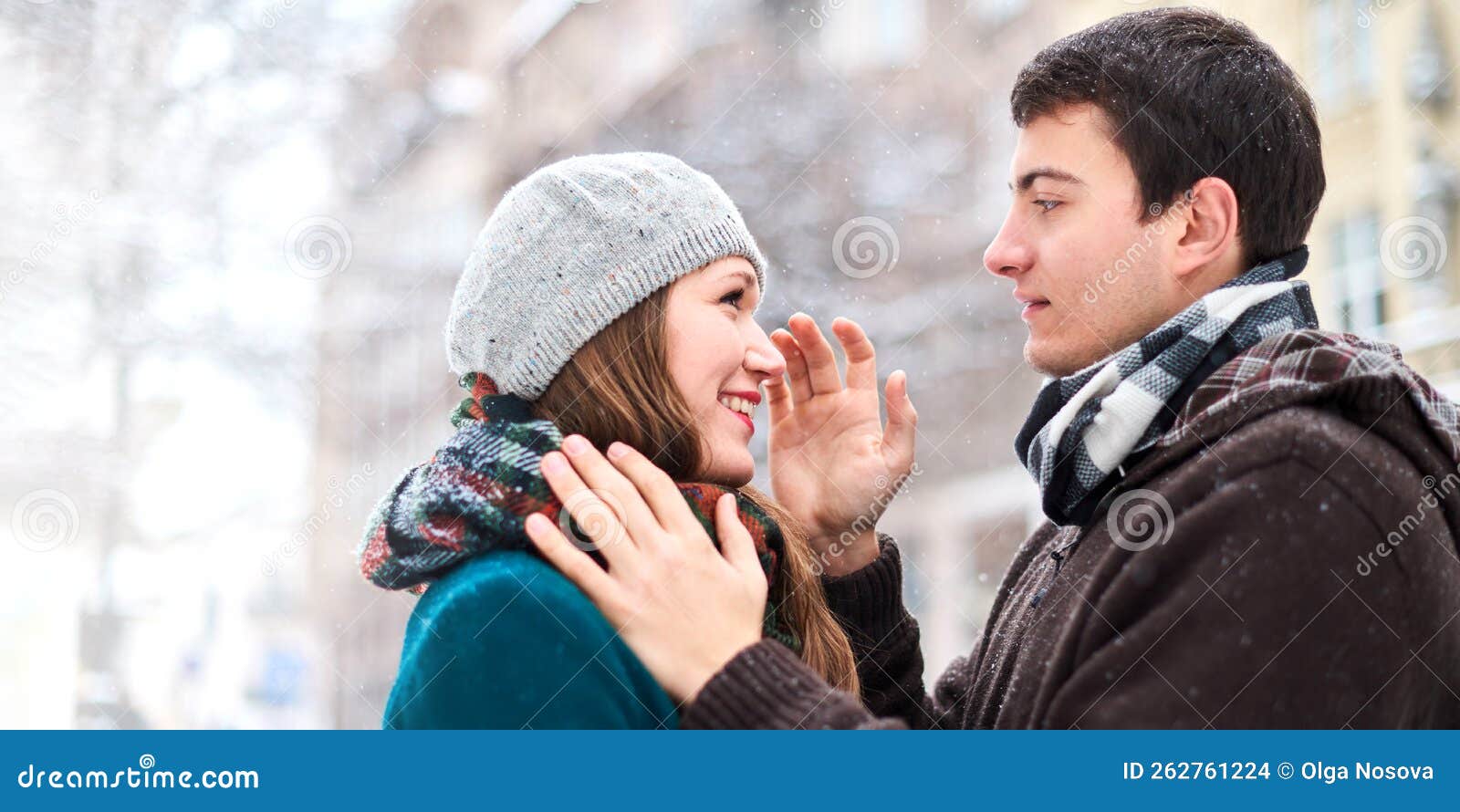 Embrasser Un Couple Amoureux S