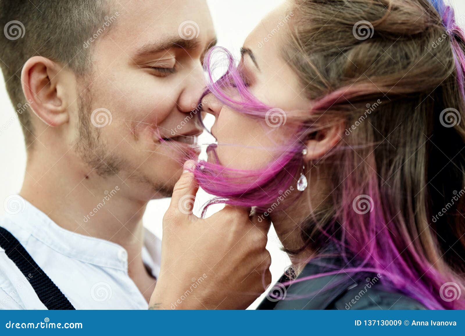 Embrassez Et Embrassez Un Couple Dans L Amour Un Matin De Ressort En Nature Saint Valentin Une Relation Etroite Entre Un Homme E Image Stock Image Du Ressort Dans Embrassez Et Embrassez Un Couple Dans L Amour Un Matin De Ressort En Nature Saint Valentin Une Relation Etroite Entre Un Homme E Image Stock Image Du Ressort Dans
