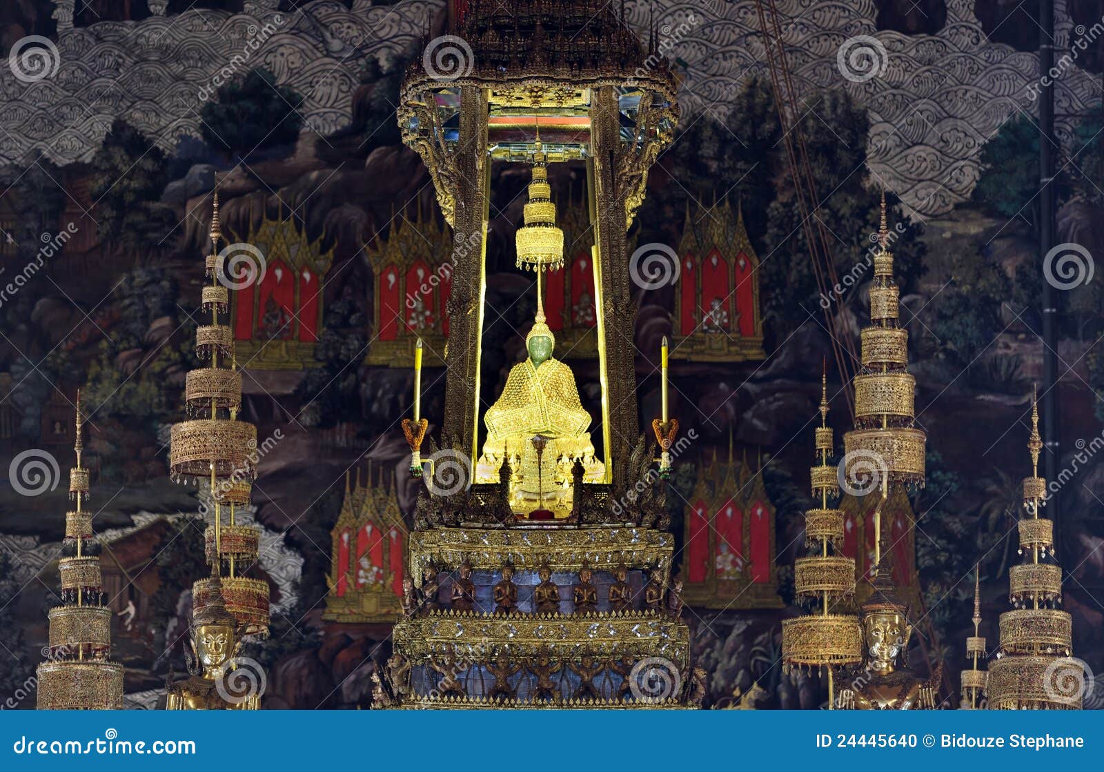 emerald buddha statue