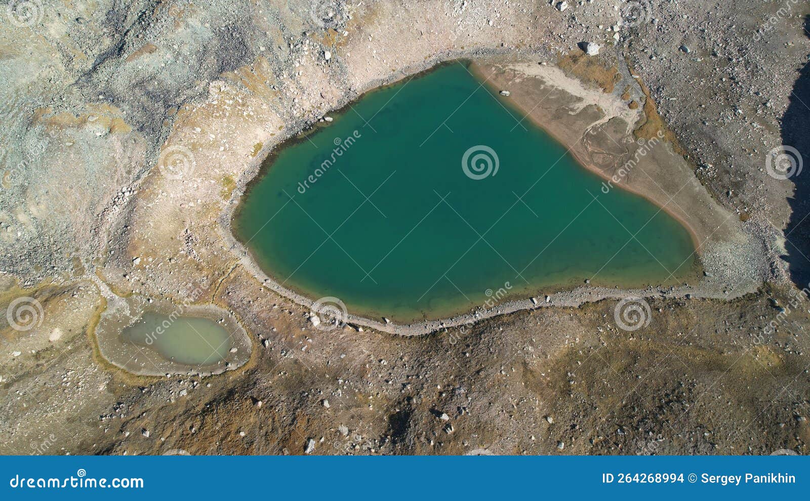 the emerald color of the water of a mountain lake