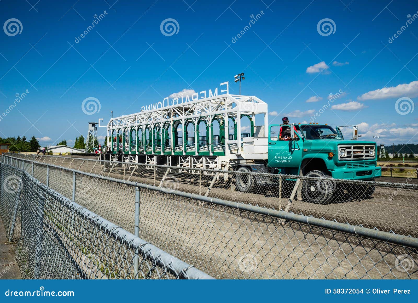 Emerald Downs-Renntor. Bewegliches Pferderennentor, das auf die folgende Anfangsposition bei Emerald Downs Seattle bewegt wird