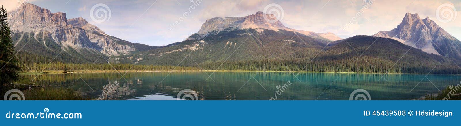 Emerald Lake Panorama i aftonen. Panorama av Emerald Lake, en av de mest beundrade destinationerna i Yoho National Park (British Columbia, Kanada) sammansättning från 6 bilder