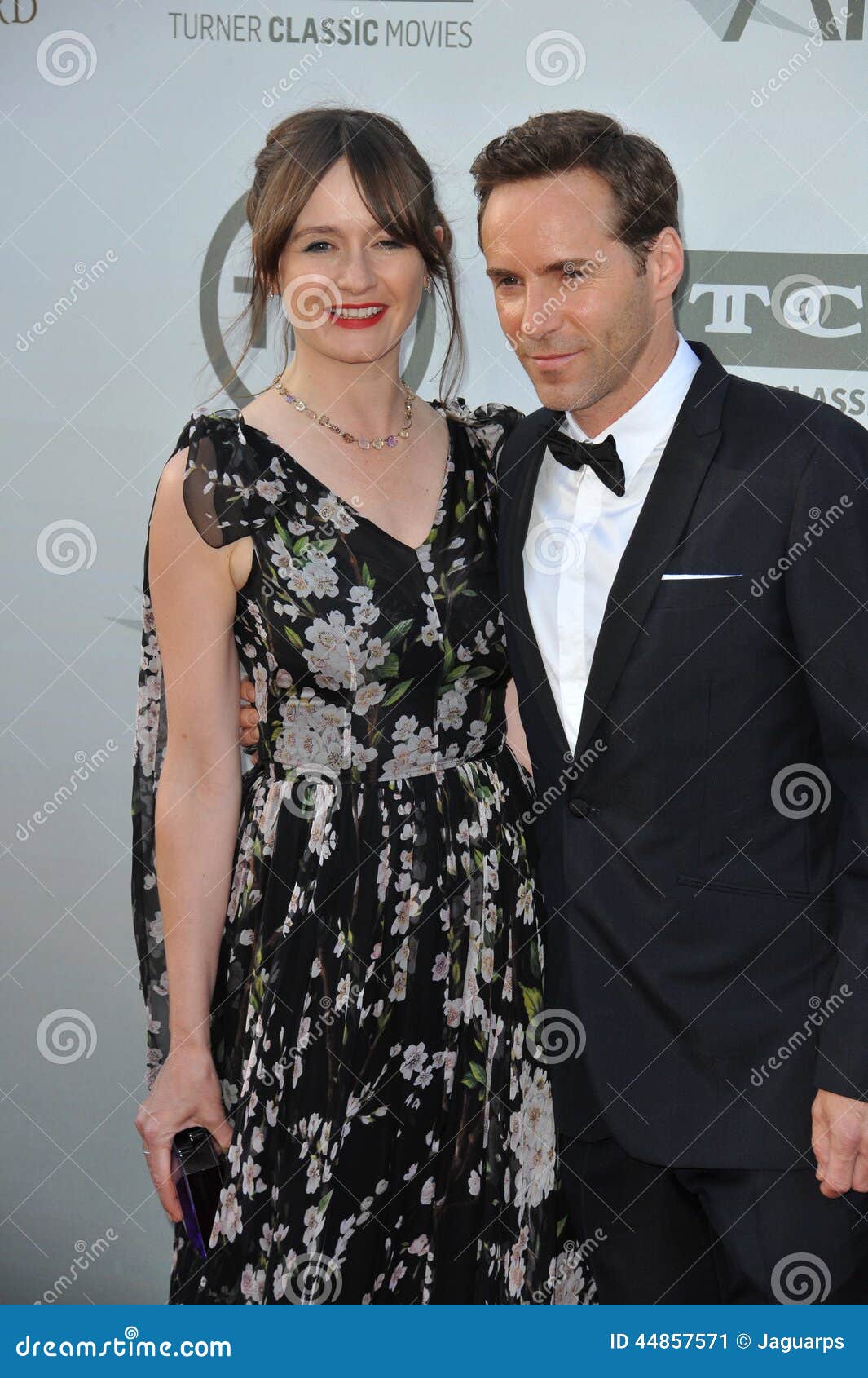 Emily Mortimer & Alessandro Nivola. LOS ANGELES CA - JUNI 5, 2014: Emily Mortimer & make Alessandro Nivola på de 2014 det amerikanska filminstitutets utmärkelserna för livprestation som hedrar Jane Fonda, på Dolbyteatern, Hollywood