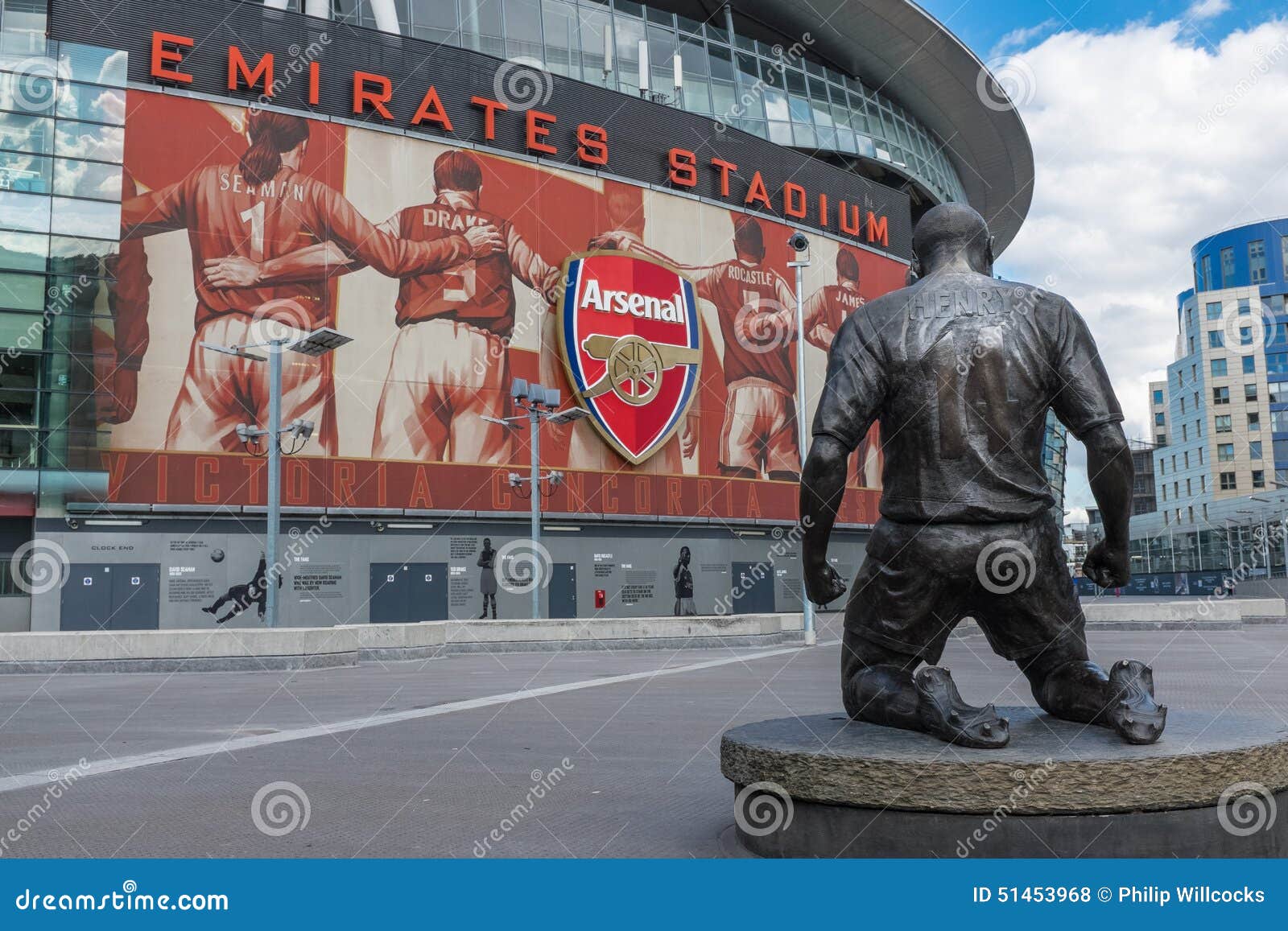 Emirates Stadium De La Estatua De Thierry Henry Foto de archivo