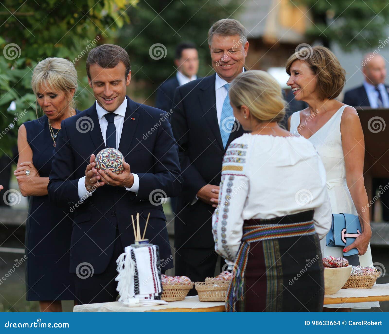 Emmanuel Macron Brigitte Macron Och Klaus Iohannis Sparvagnsforare Iohannis Redaktionell Fotografering For Bildbyraer Bild Av 98633664