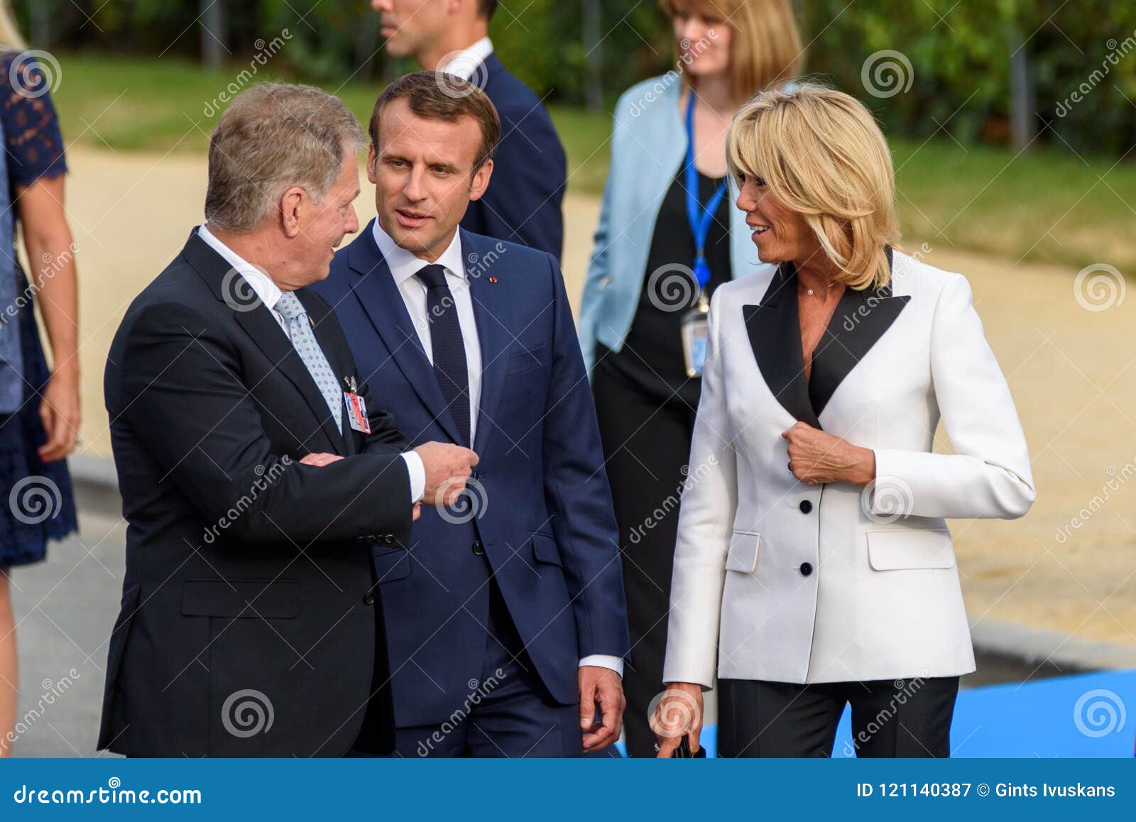 Emmanuel Macron, presidente de la señora de Francia C y de Brigitte Macron R primer de Francia. 11 07 2018 Bruselas, Bélgica Foto de familia antes de trabajar la cena, durante la CUMBRE de OTAN 2018