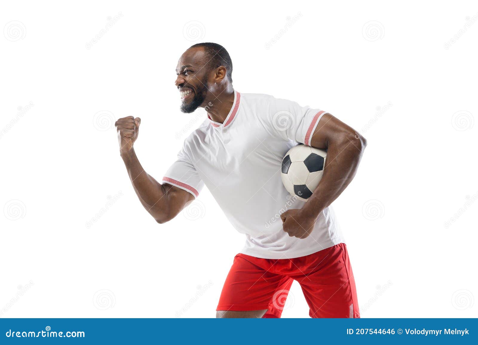 Bola de jogador de futebol e jovem feliz em jogar um divertido