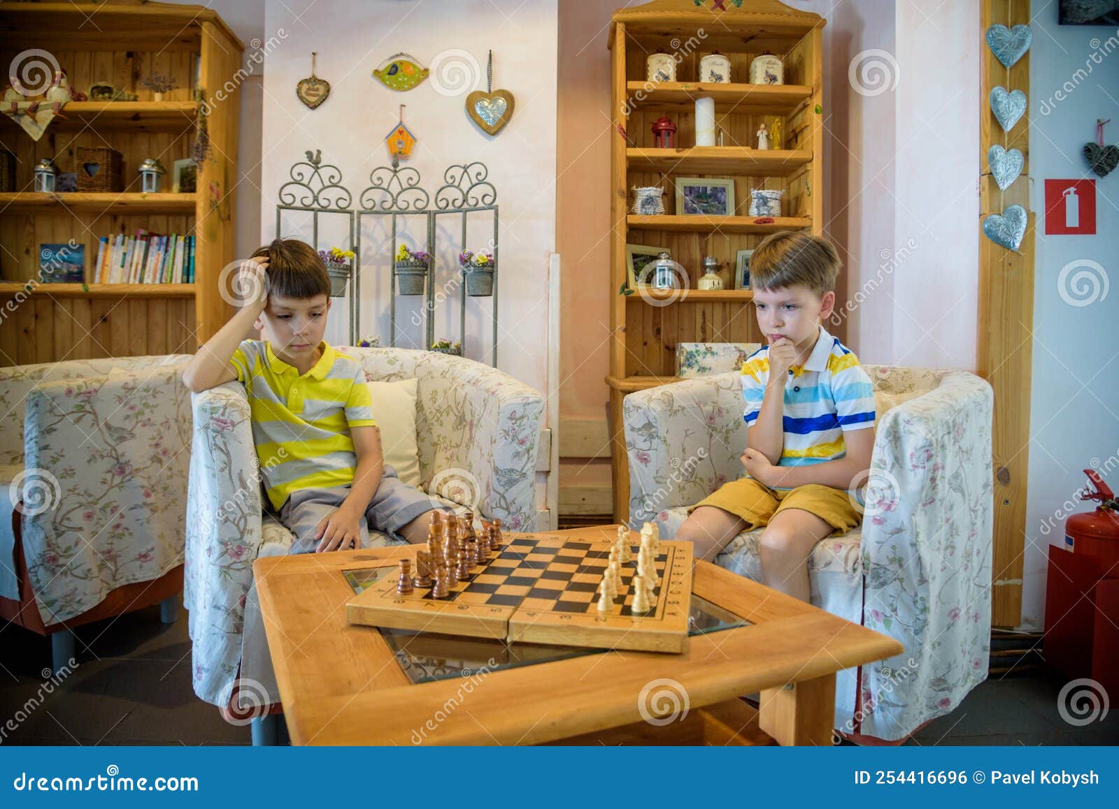 Emoções Vívidas Durante O Jogo De Xadrez. Dois Jogadores De Xadrez Jovens  Dentro Do Lobby Do Hotel. Conceito De Competição De Xadr Foto de Stock -  Imagem de jogar, esporte: 254416696