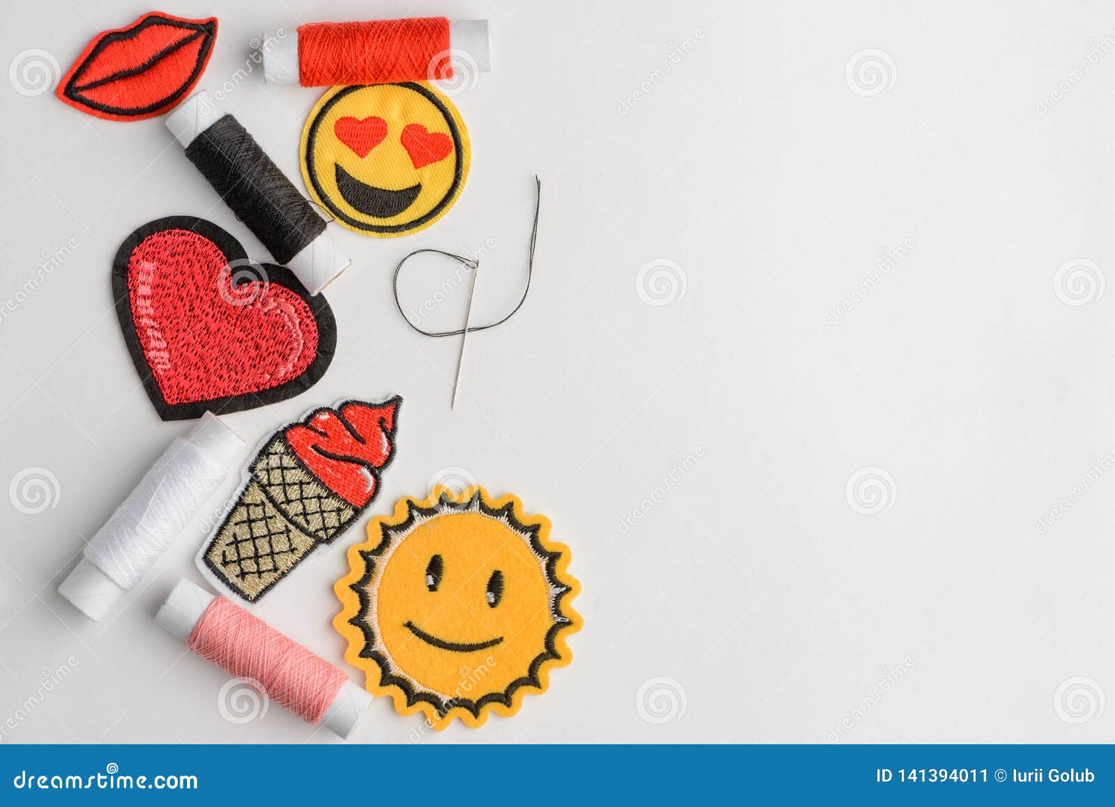 Toppa Ricamata Sorriso Di Emoji Fotografia Stock - Immagine di