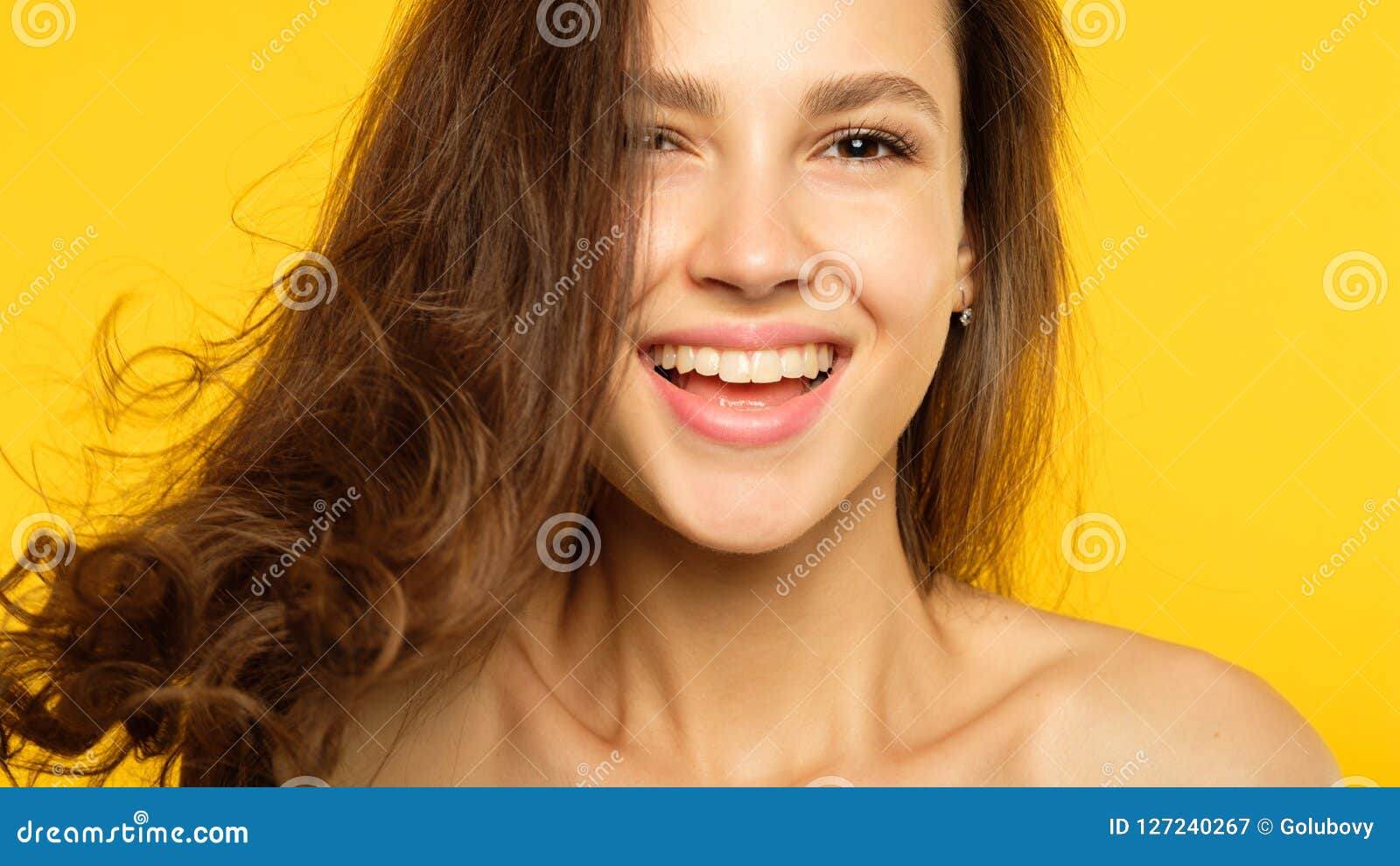 Красивая девушка хохочет. Женщина смеется зубы желтый фон. Face smile photos Virgin Party. Face smile photos Virgin Russian. Молодое удовлетворение