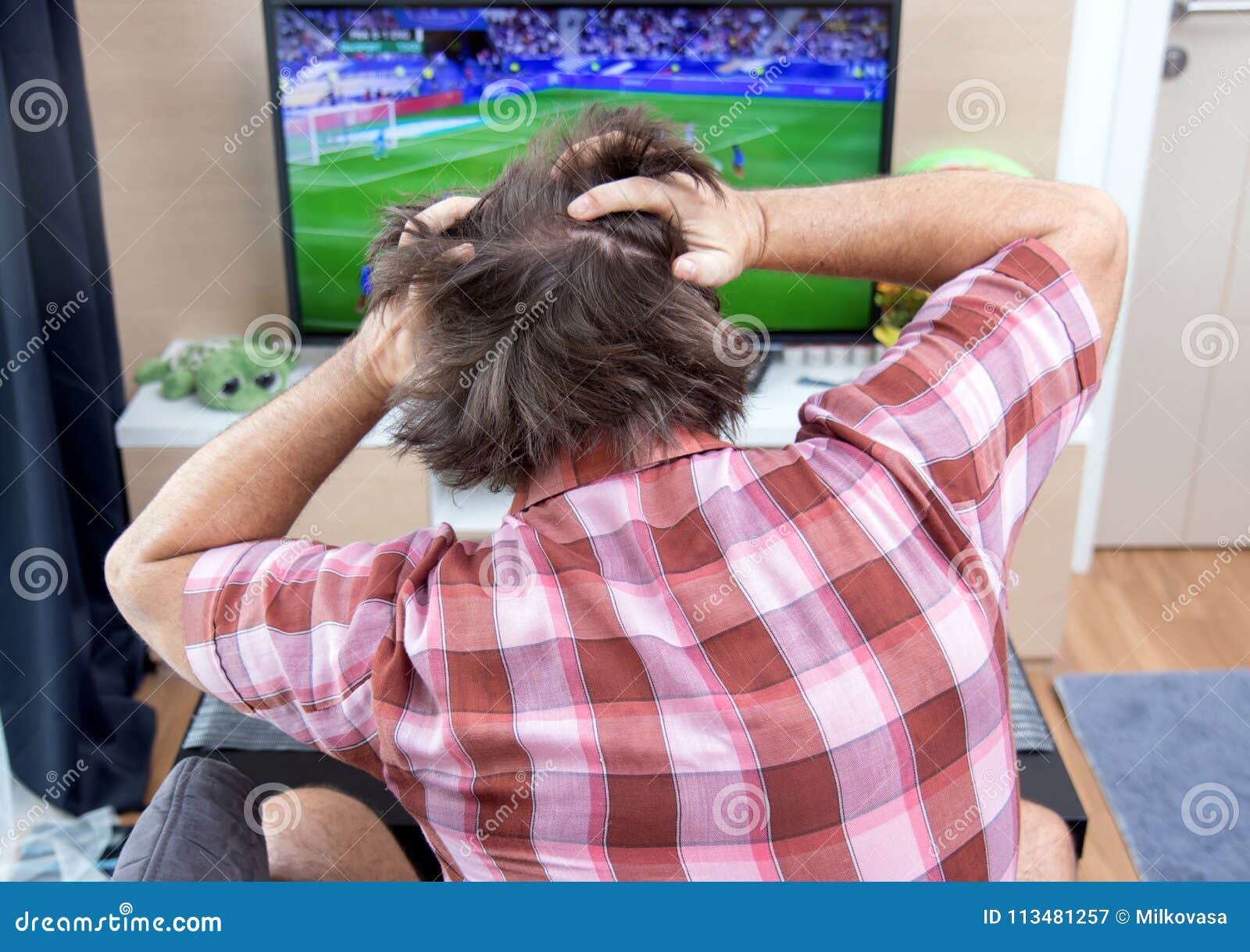 Emotionaler Mann Passt Fußball in Fernsehen Auf Stockbild
