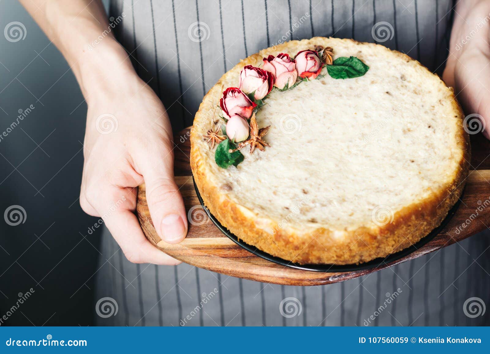 Empanada Del Requesón Y De Los Plátanos Pastel De Queso Recientemente  Cocido En Manos Del Hombre En Fondo Del Delantal Postre Dul Imagen de  archivo - Imagen de persona, torta: 107560059