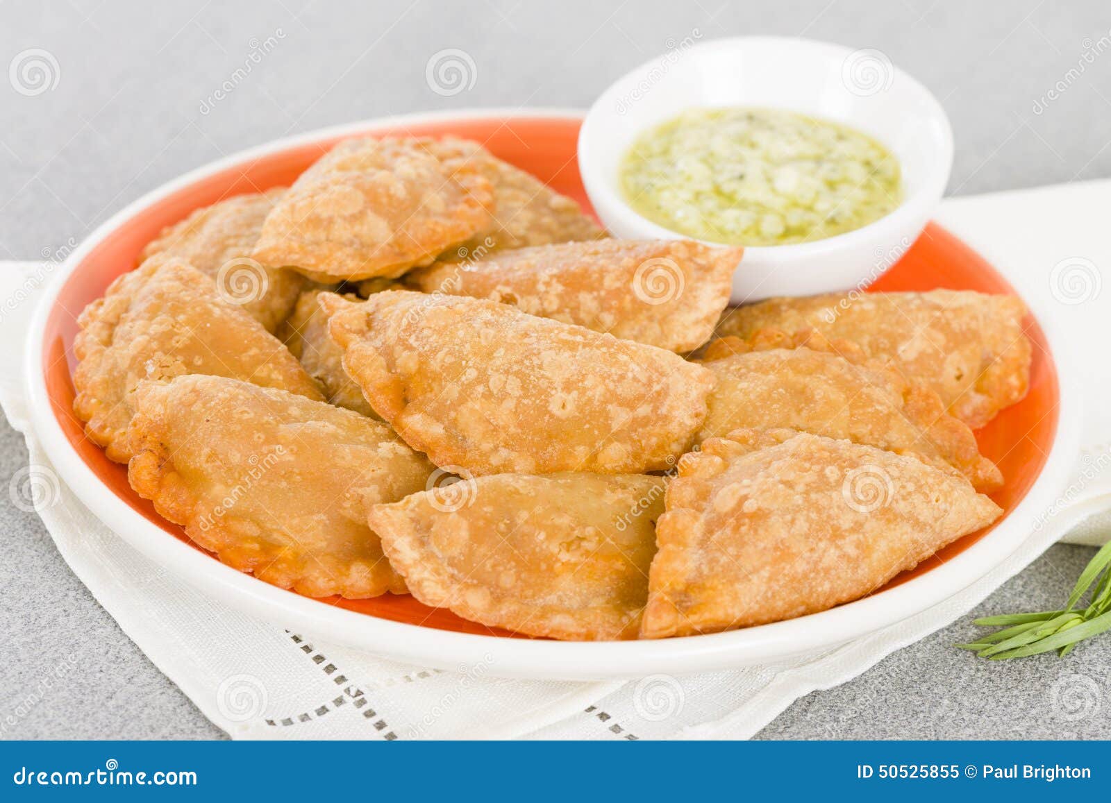 Empanadas - l'Espagnol a fait frire le pâté en croûte rempli de chorizo et de fromage