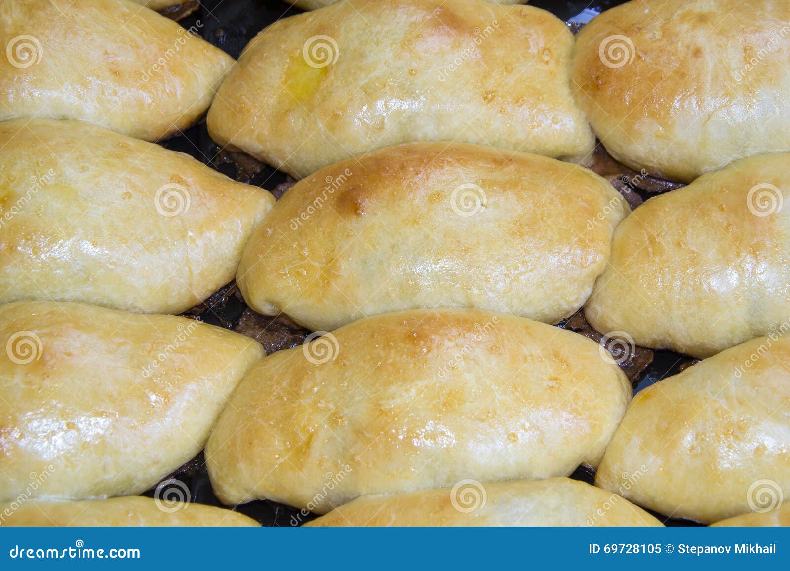 Empanadas en un molde para el horno. El molde para el horno del metal con las empanadas cocidas atractivas