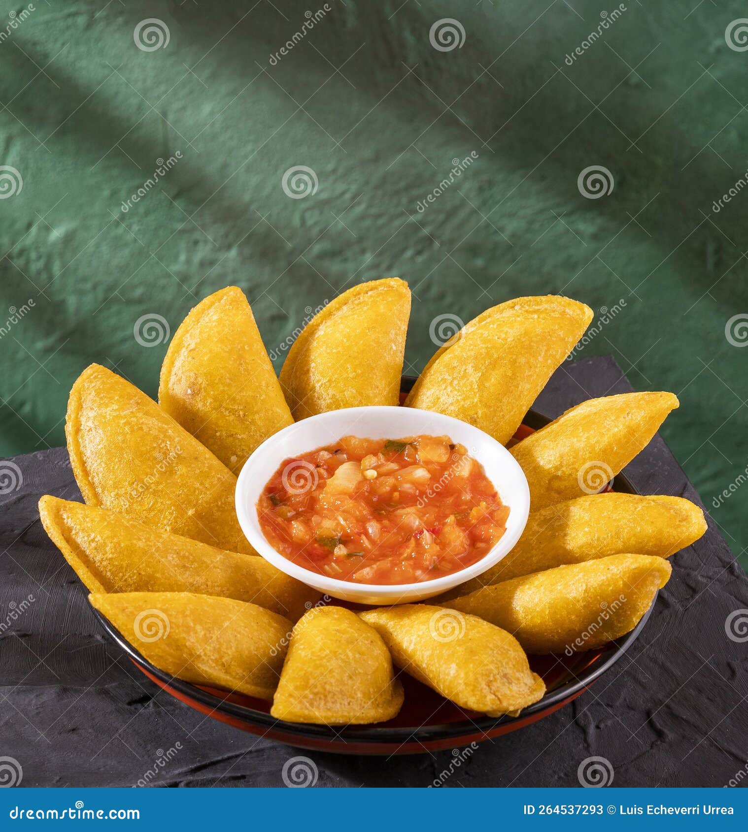 Empanadas Fritto Colombiano Pieno Di Carne E Pasta Gialla Immagine Stock -  Immagine di colombia, alimento: 264537293