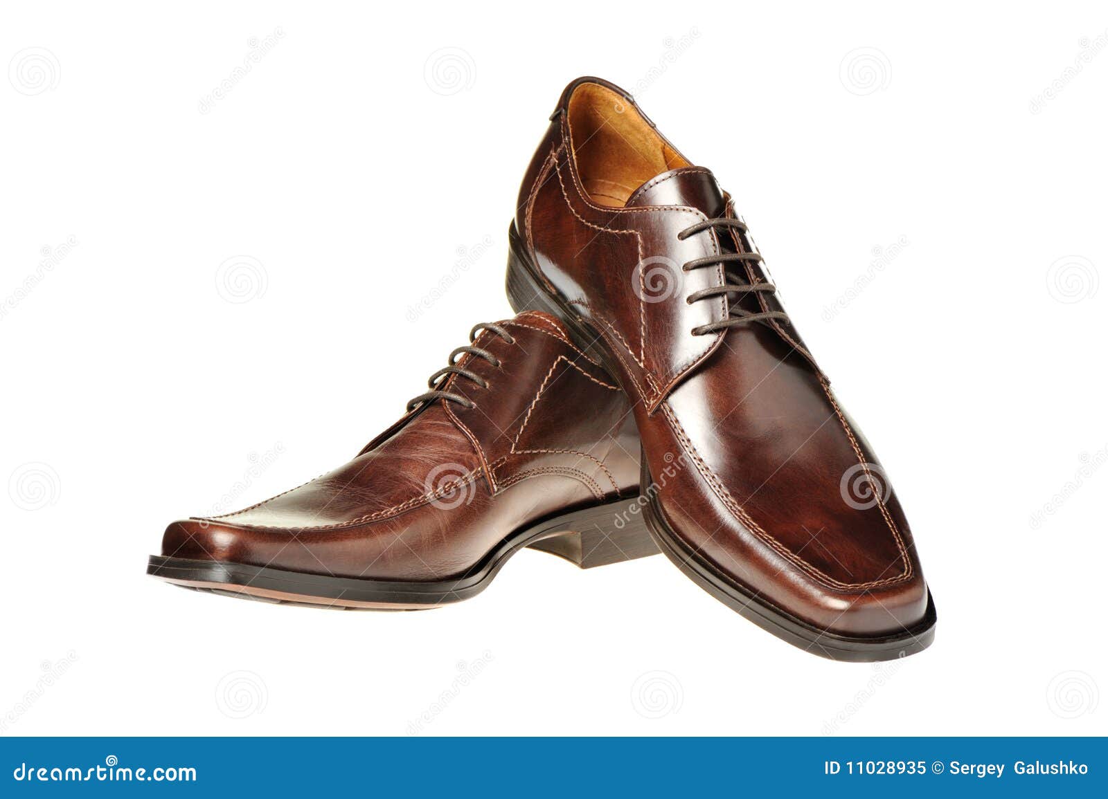 Empareje Zapato Un Cuero Marrón Imagen de archivo - Imagen de desatado, blanco: 11028935