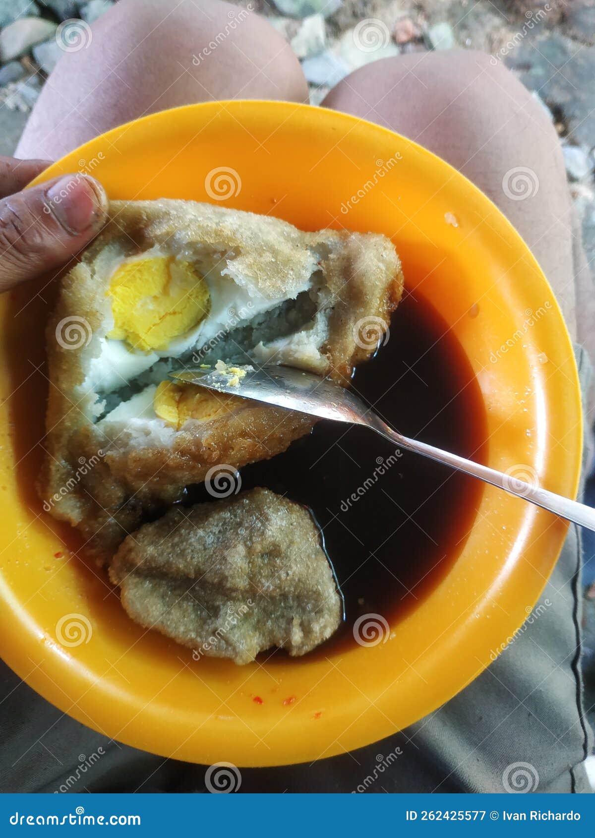 empek-empek dengan isi telur ayam setengah matang
