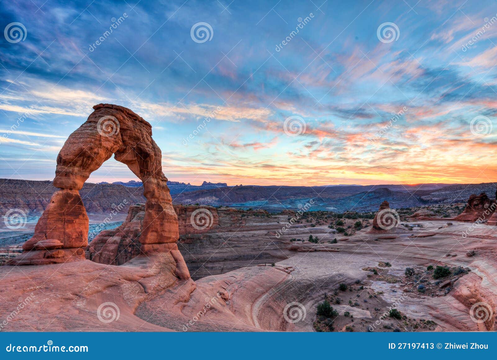 Empfindlicher Bogensonnenuntergang. Empfindlicher Bogen während des Sonnenuntergangs mit beweglichen Wolken