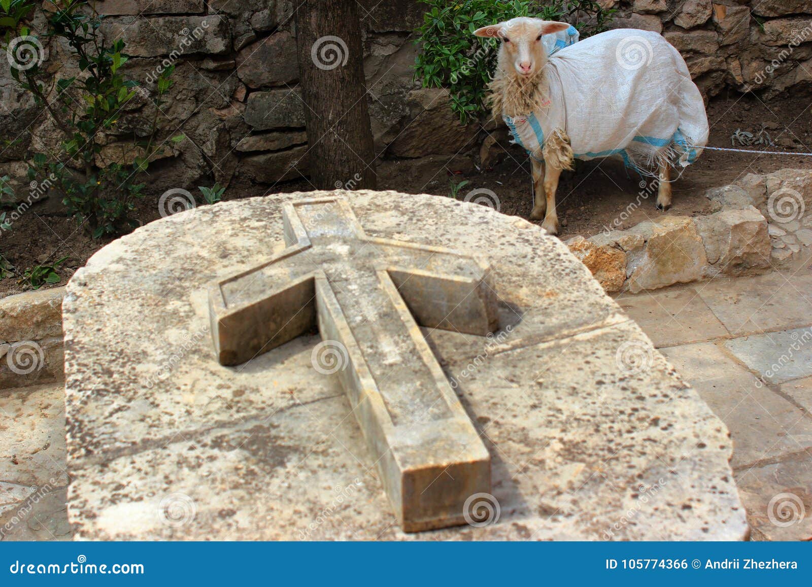 Empiedre La Cruz Tallada De Nino Del Santo, Un Símbolo De La Iglesia Ortodoxa Georgiana Y Un Cordero En Un Monasterio Foto de archivo - Imagen de antiguo, tradicional: 105774366 Empiedre La Cruz Tallada De Nino Del Santo, Un Símbolo De La Iglesia Ortodoxa Georgiana Y Un Cordero En Un Monasterio Foto de archivo - Imagen de antiguo, tradicional: 105774366